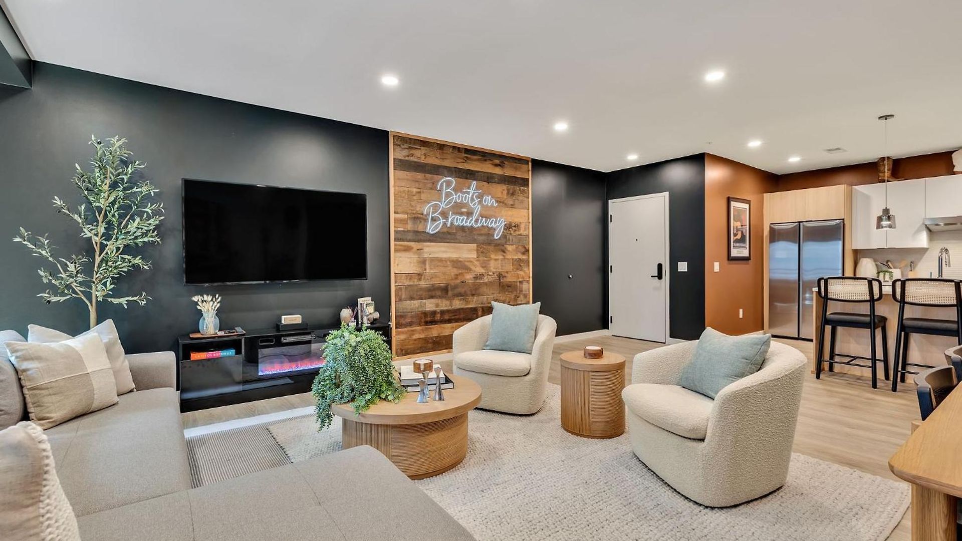 Boots On Broadway In Downtown With Parking, Pool, Gym *