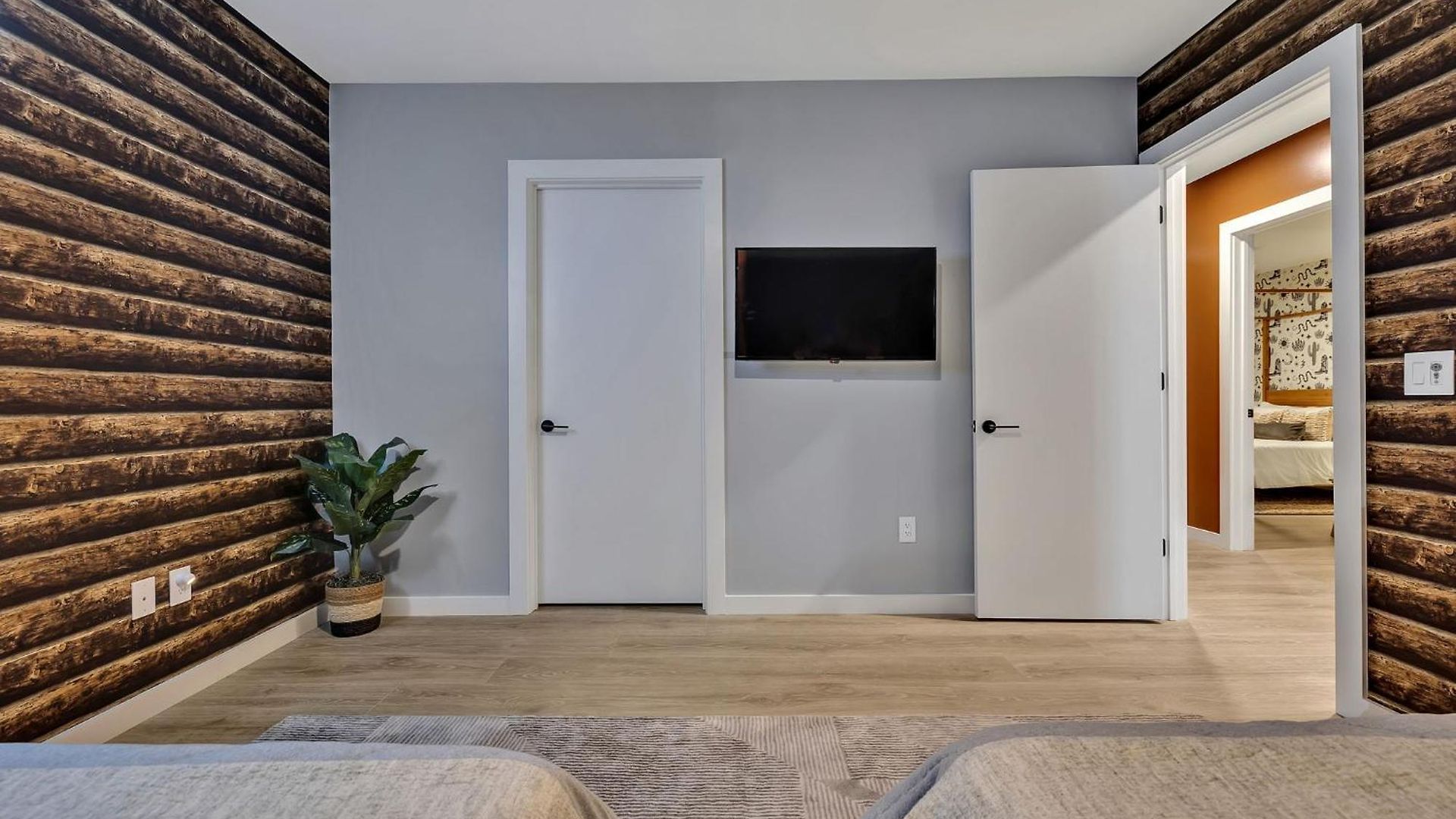 Boots On Broadway In Downtown With Parking, Pool, Gym