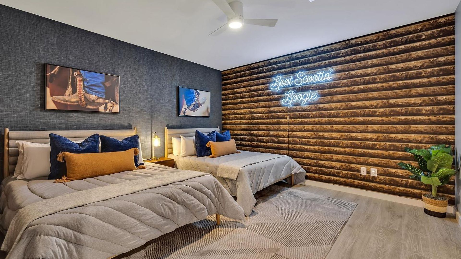 Boots On Broadway In Downtown With Parking, Pool, Gym Apartment *