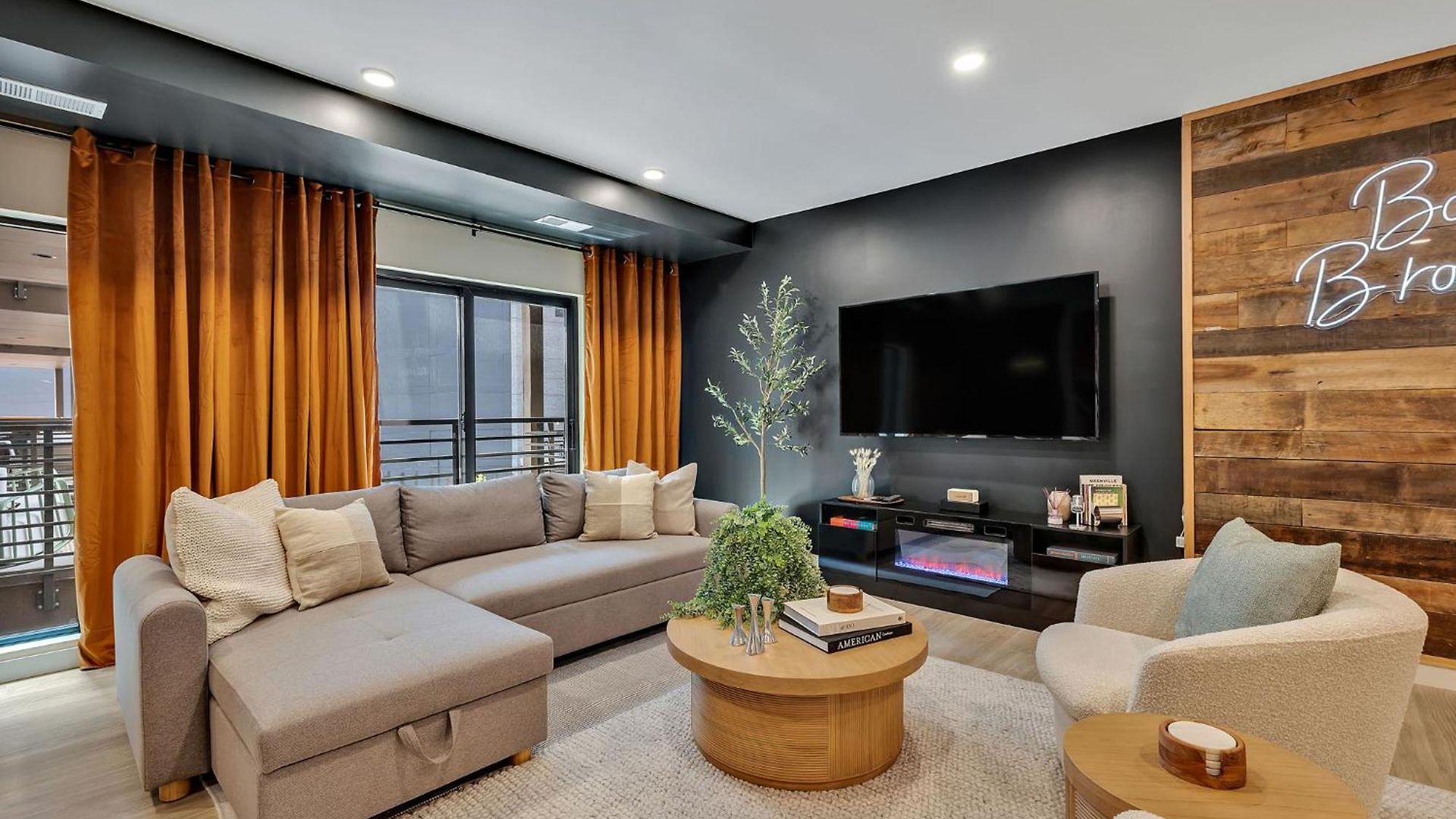 Boots On Broadway In Downtown With Parking, Pool, Gym * Nashville