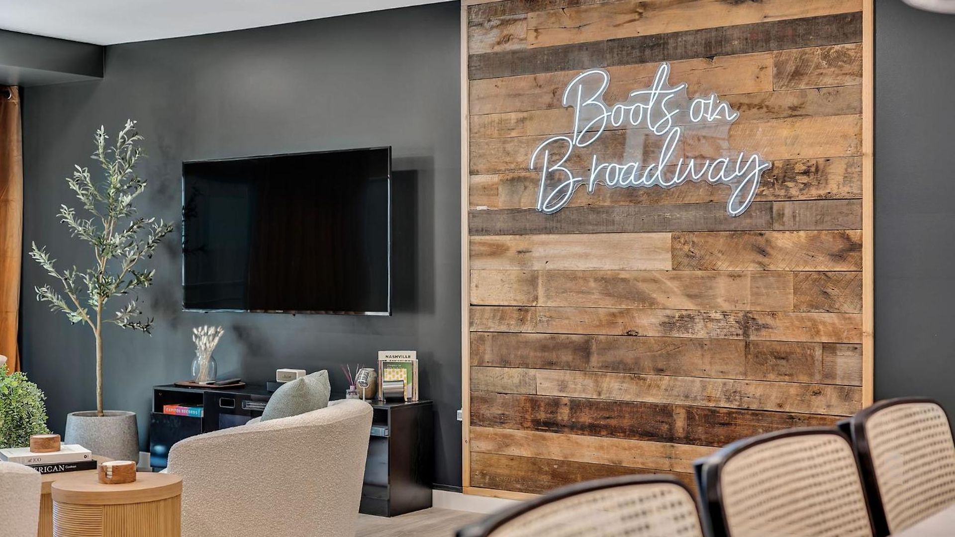 Apartment Boots On Broadway In Downtown With Parking, Pool, Gym