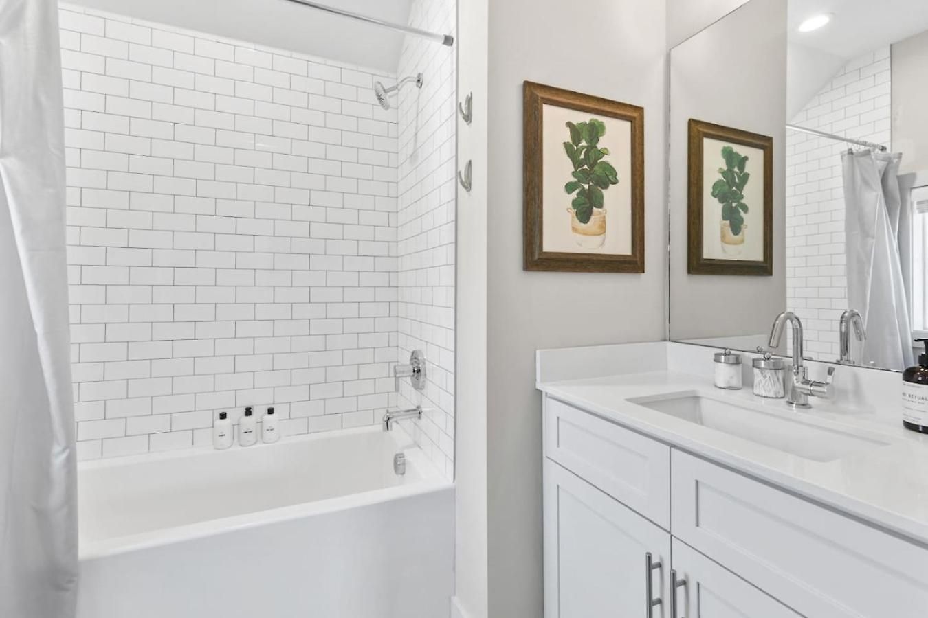 Modern Bliss With Garage By 12 South Restaurants And 2 Miles Broadway Holiday home Nashville