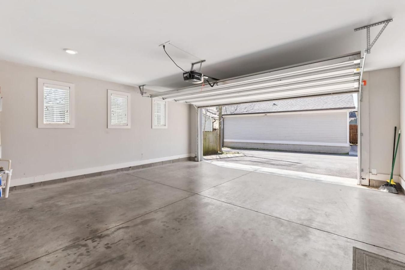 Modern Bliss With Garage By 12 South Restaurants And 2 Miles Broadway Holiday home *