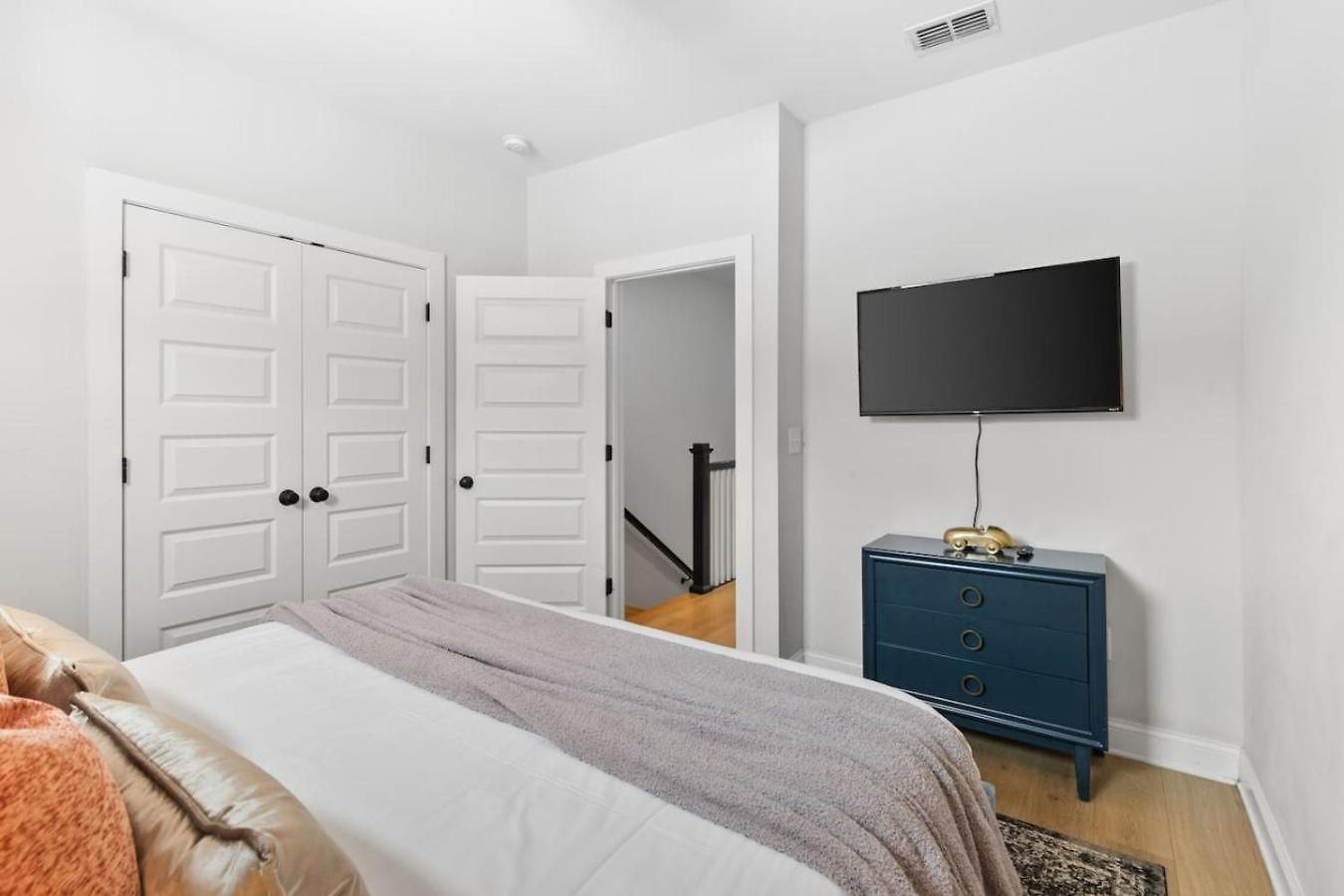 Upscale Townhome 3 Miles To Downtown With 2 Car Garage Holiday home Nashville