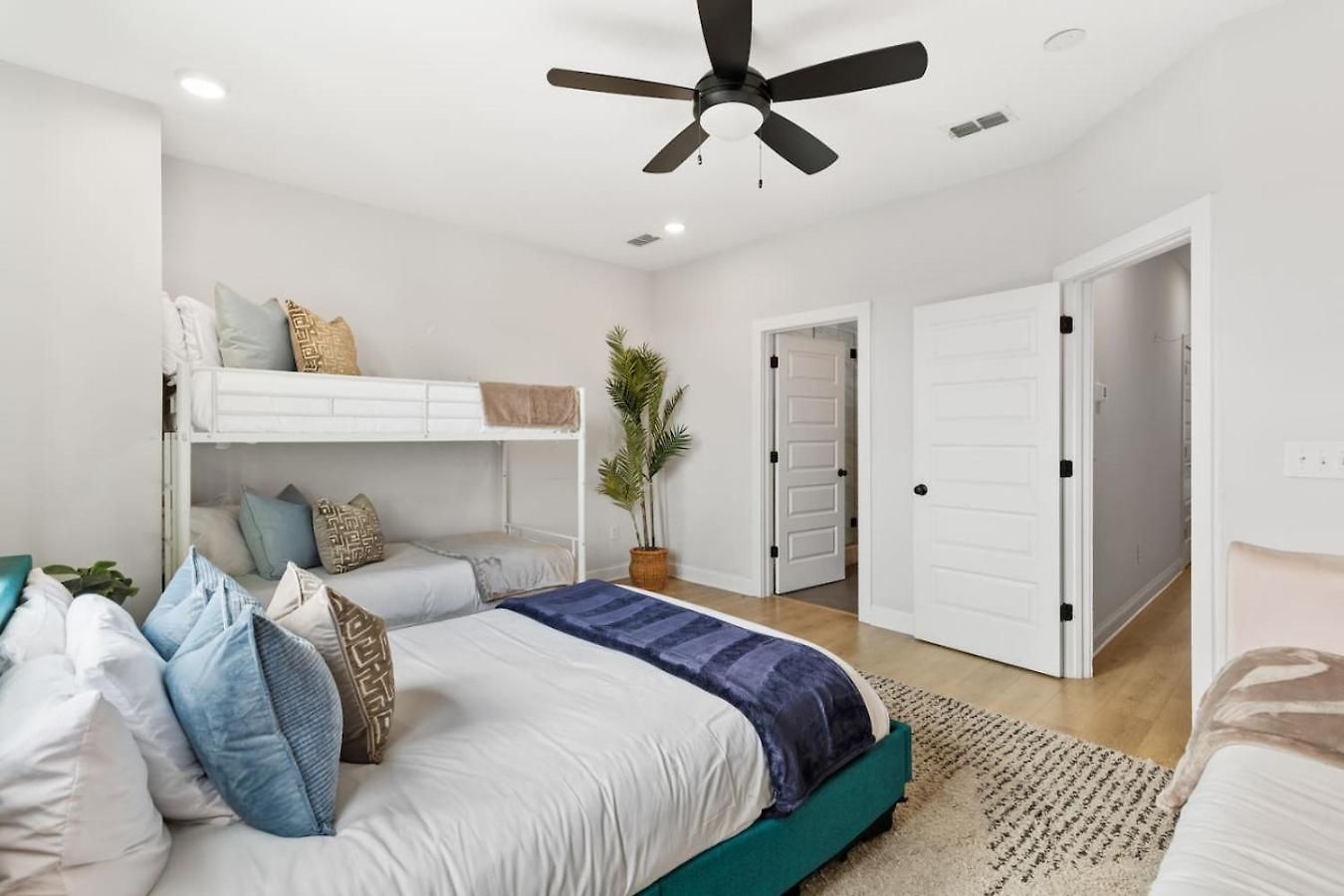 Holiday home Upscale Townhome 3 Miles To Downtown With 2 Car Garage Nashville