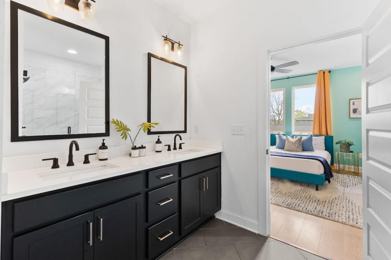Upscale Townhome 3 Miles To Downtown With 2 Car Garage