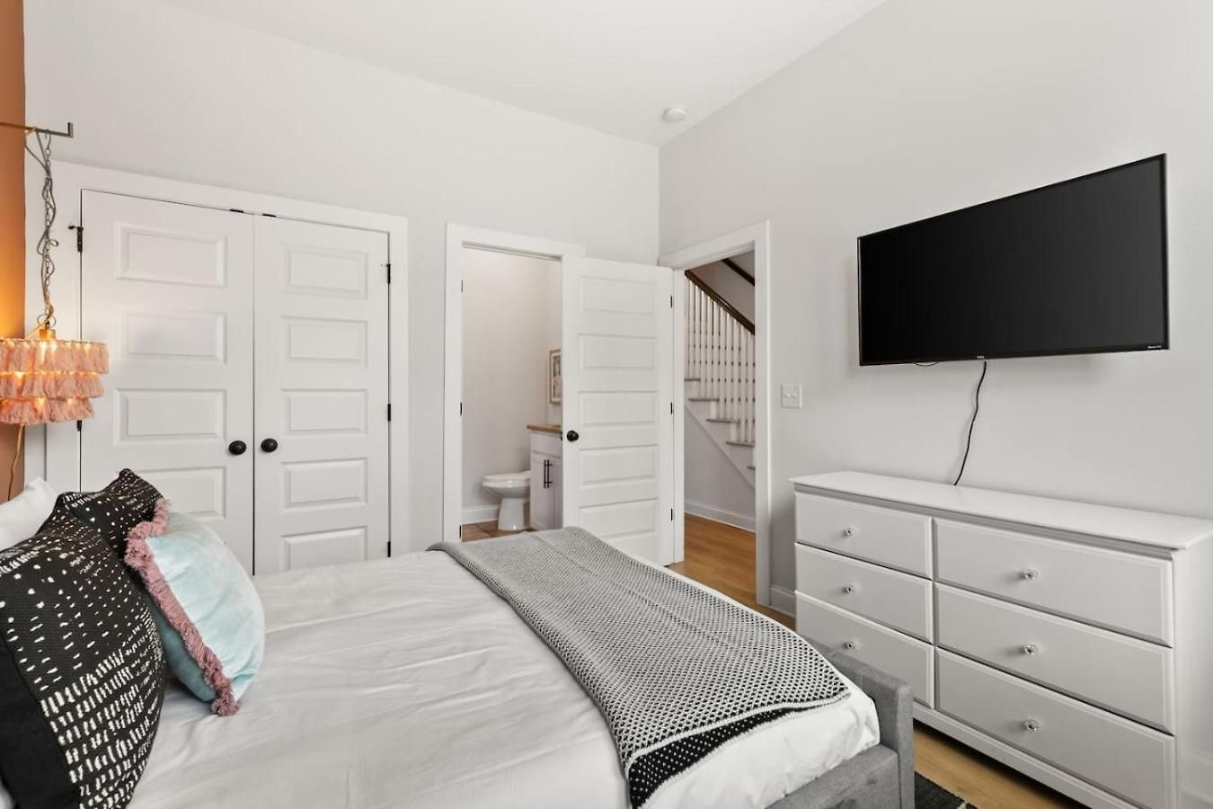 Holiday home Upscale Townhome 3 Miles To Downtown With 2 Car Garage *
