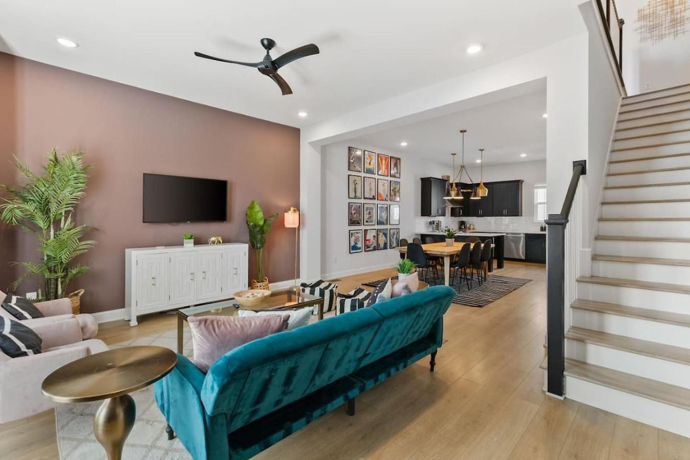 Holiday home Upscale Townhome 3 Miles To Downtown With 2 Car Garage