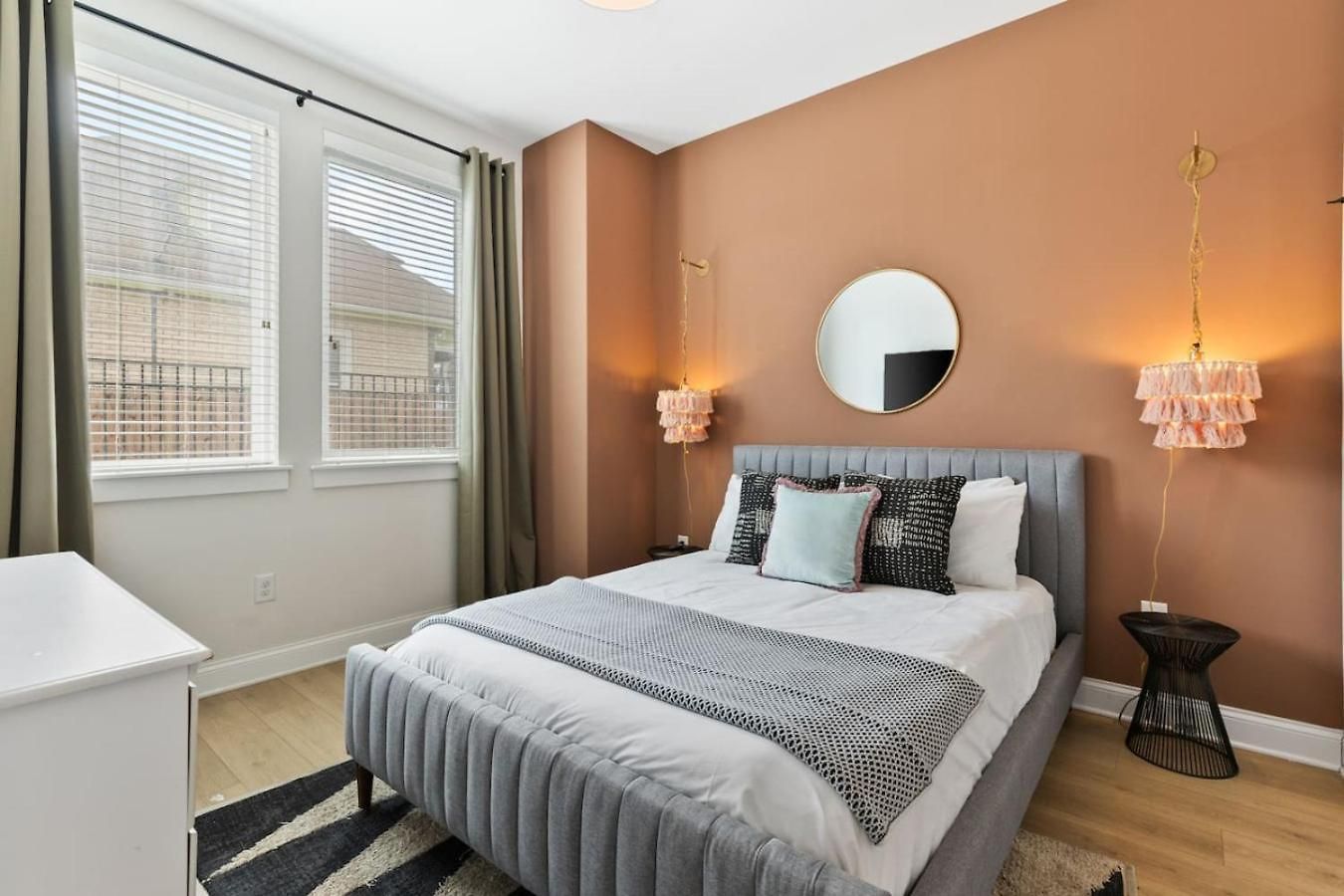 Upscale Townhome 3 Miles To Downtown With 2 Car Garage Holiday home