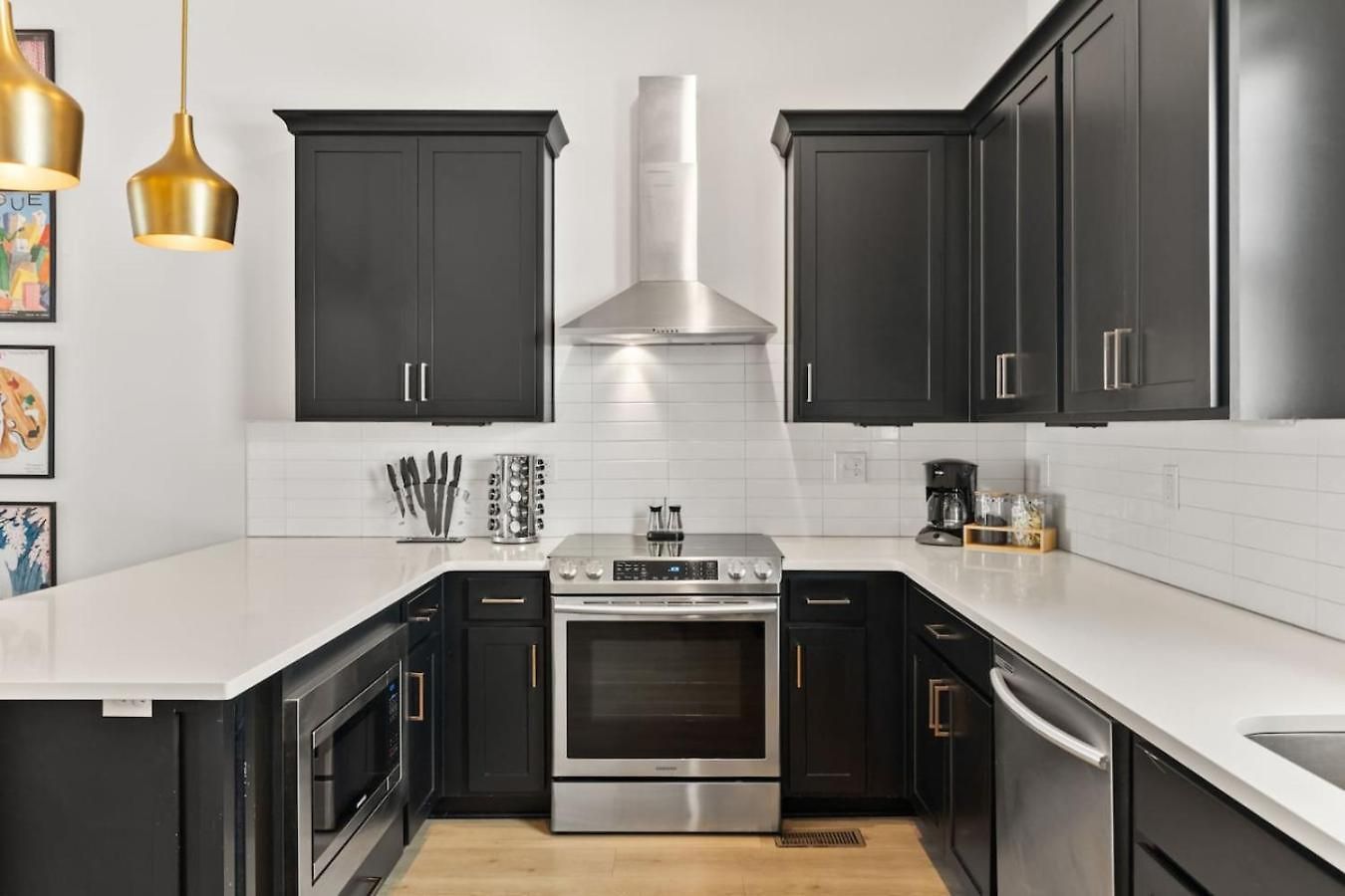 Upscale Townhome 3 Miles To Downtown With 2 Car Garage Holiday home