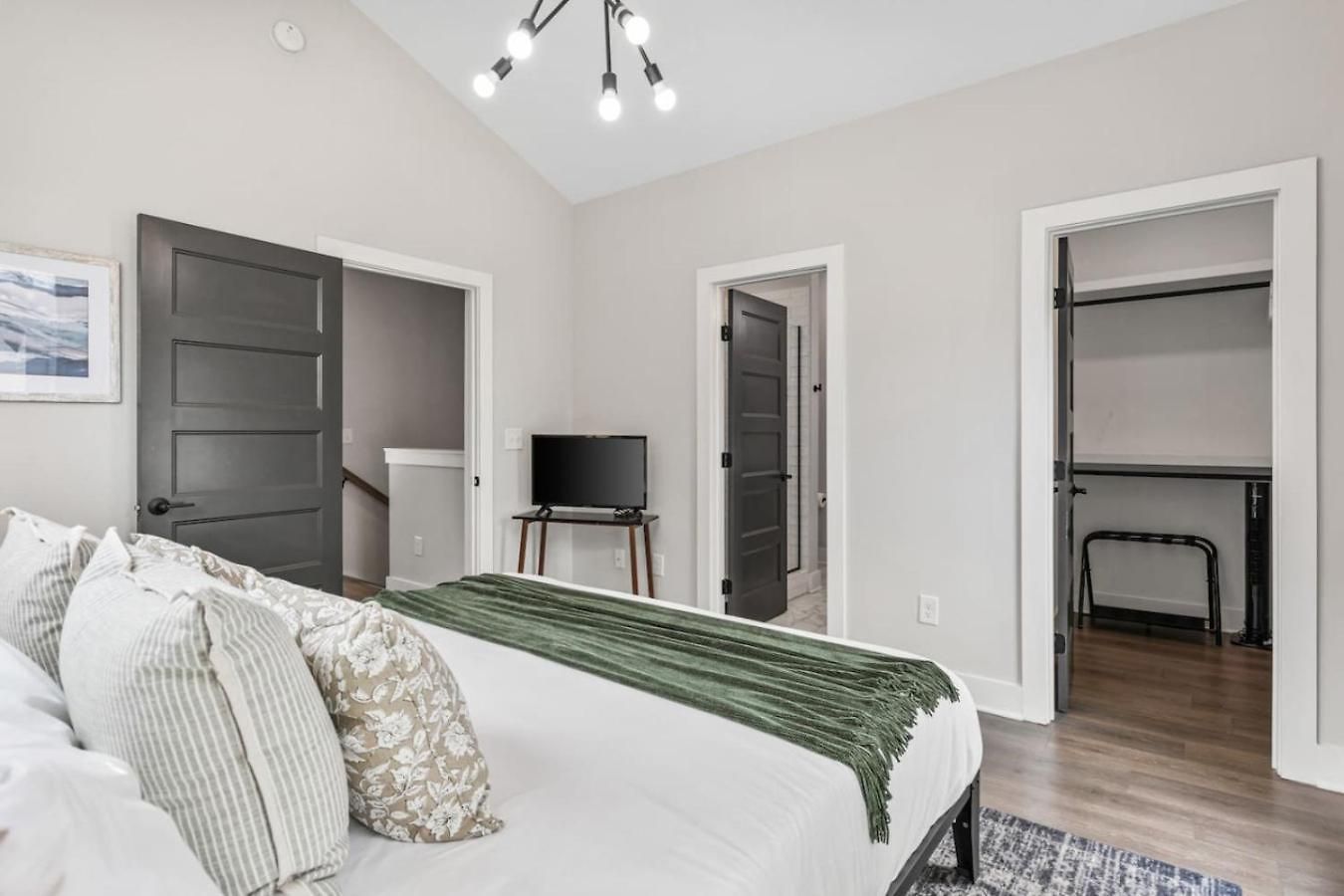 Luxe With Gated Parking Private Balcony And 4 Miles To Downtown