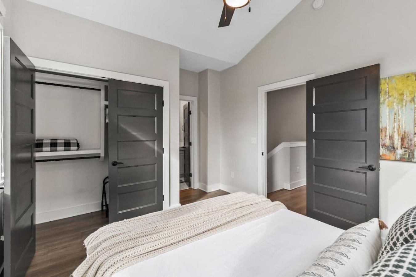 Holiday home Luxe With Gated Parking Private Balcony And 4 Miles To Downtown