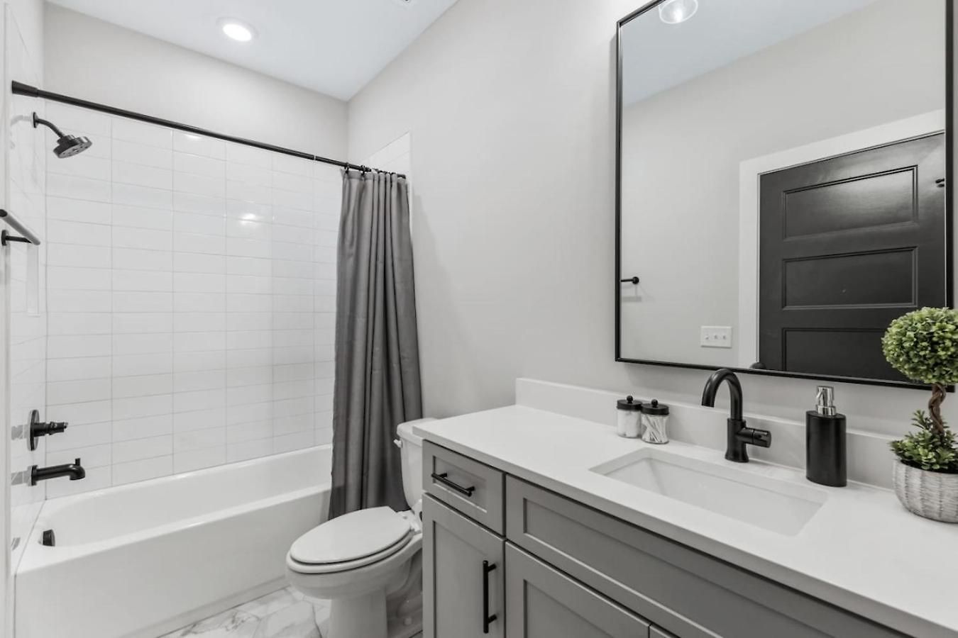 Luxe With Gated Parking Private Balcony And 4 Miles To Downtown Holiday home *