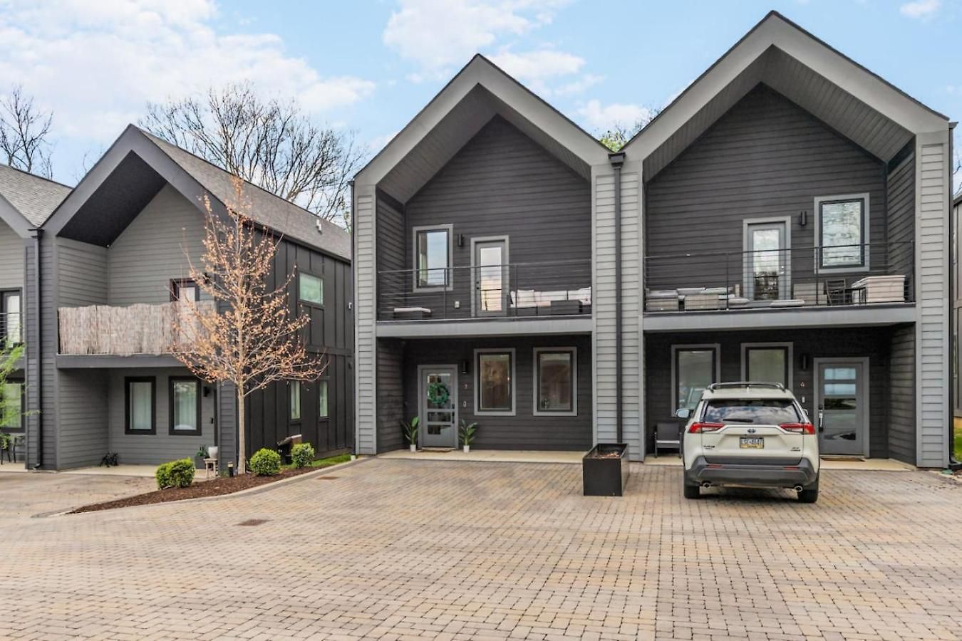Holiday home Luxe With Gated Parking Private Balcony And 4 Miles To Downtown *