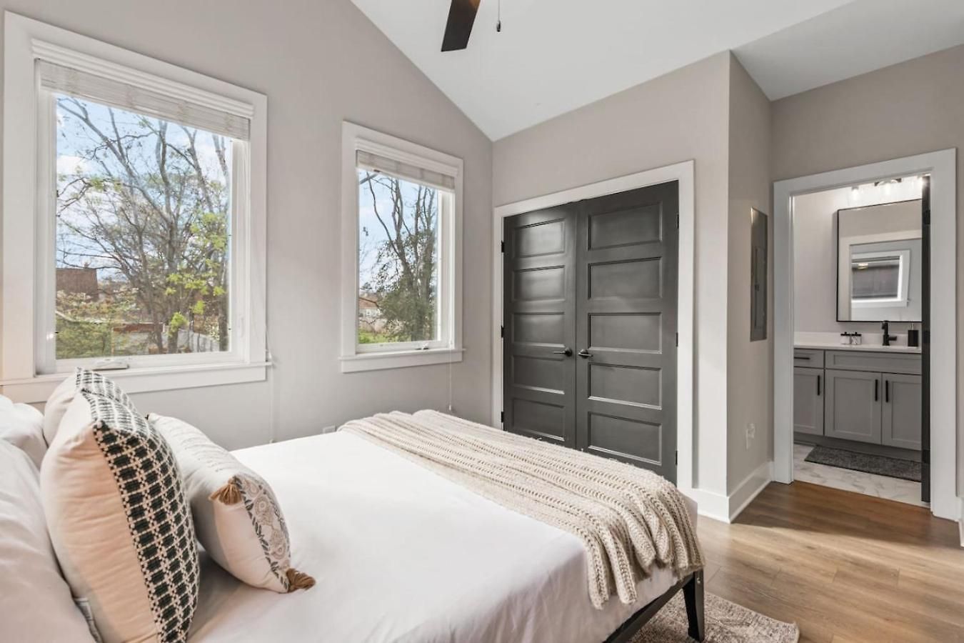 Luxe With Gated Parking Private Balcony And 4 Miles To Downtown Nashville