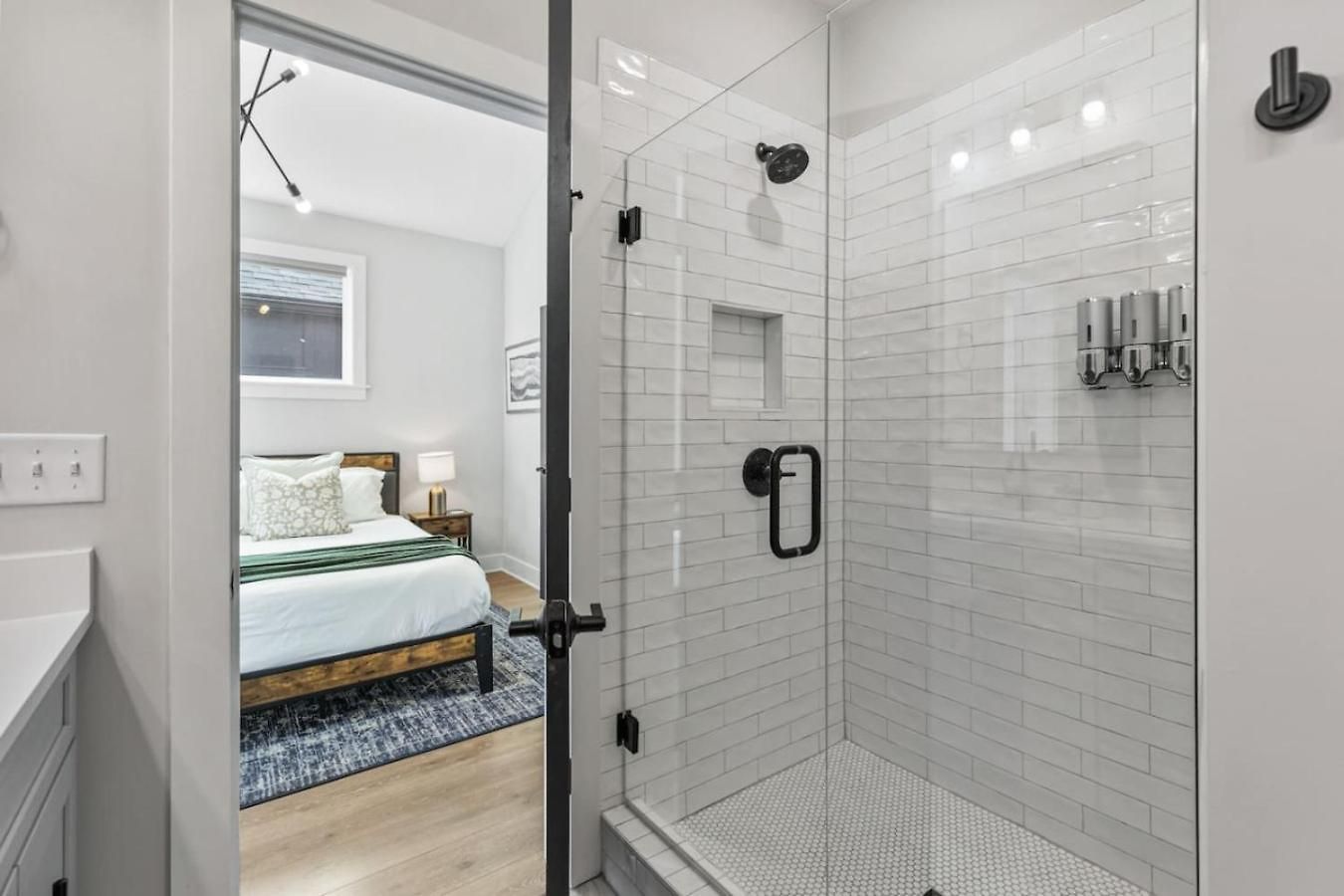 Luxe With Gated Parking Private Balcony And 4 Miles To Downtown