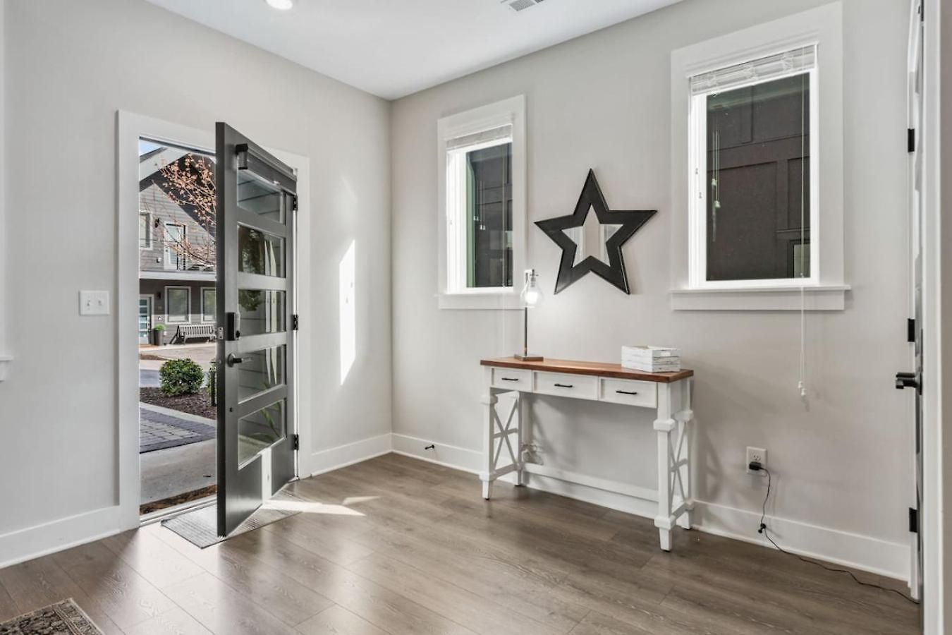 Luxe With Gated Parking Private Balcony And 4 Miles To Downtown *
