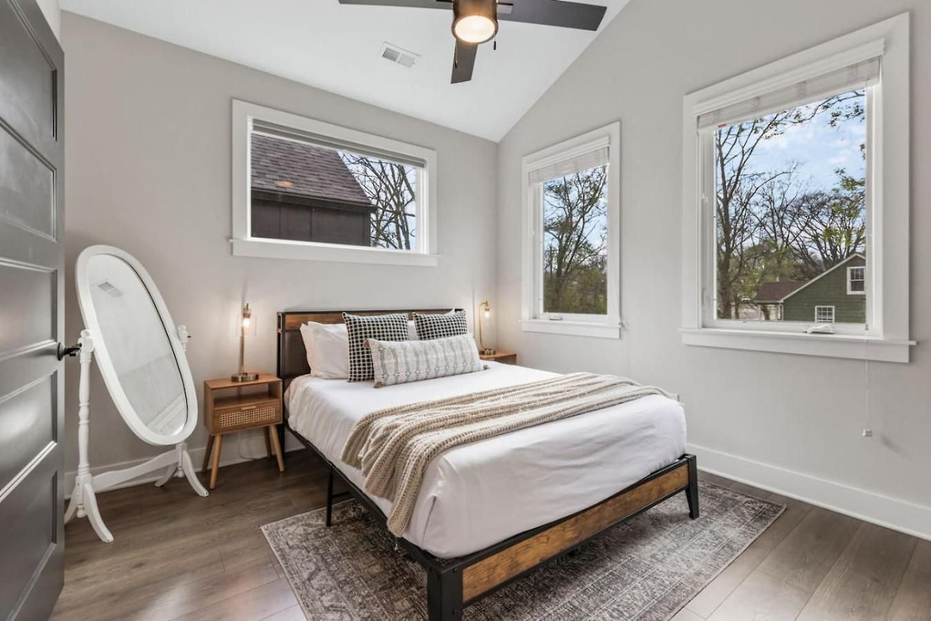Luxe With Gated Parking Private Balcony And 4 Miles To Downtown
