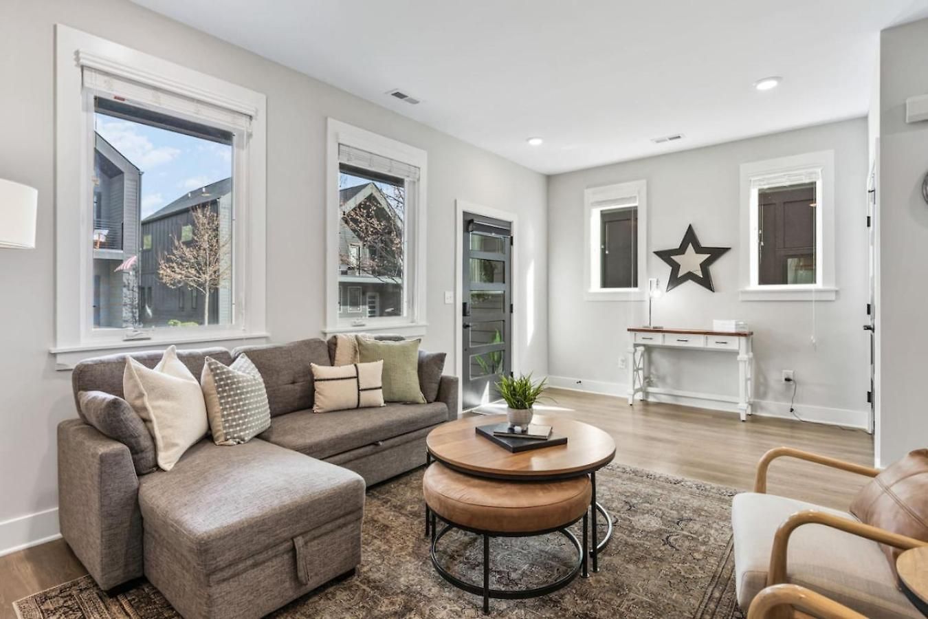 Luxe With Gated Parking Private Balcony And 4 Miles To Downtown Holiday home
