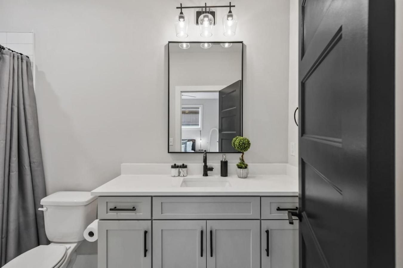 Holiday home Luxe With Gated Parking Private Balcony And 4 Miles To Downtown *