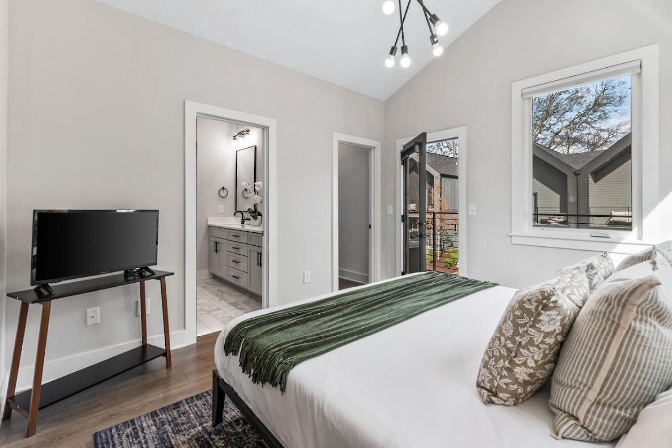 Holiday home Luxe With Gated Parking Private Balcony And 4 Miles To Downtown