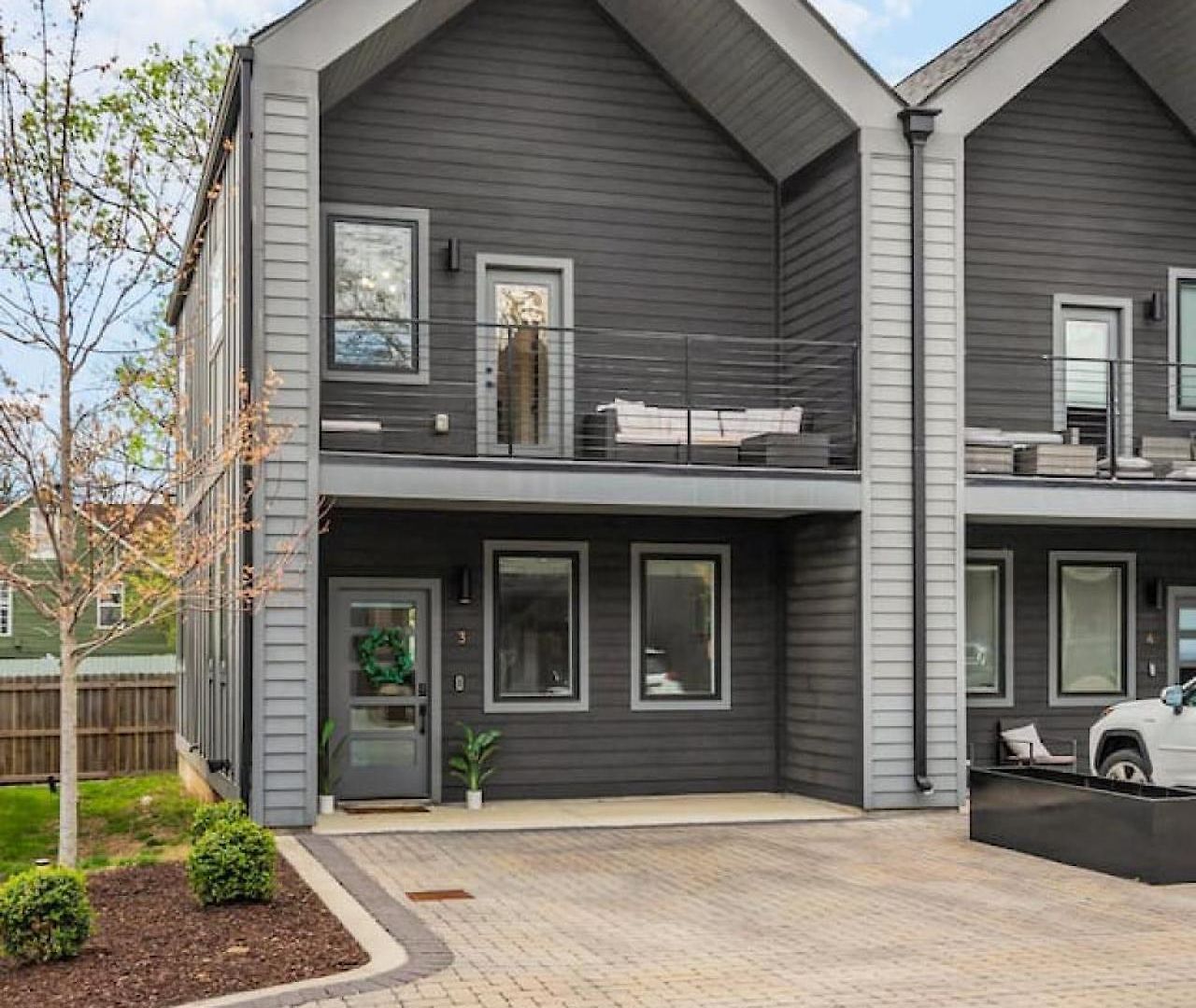 Luxe With Gated Parking Private Balcony And 4 Miles To Downtown Holiday home