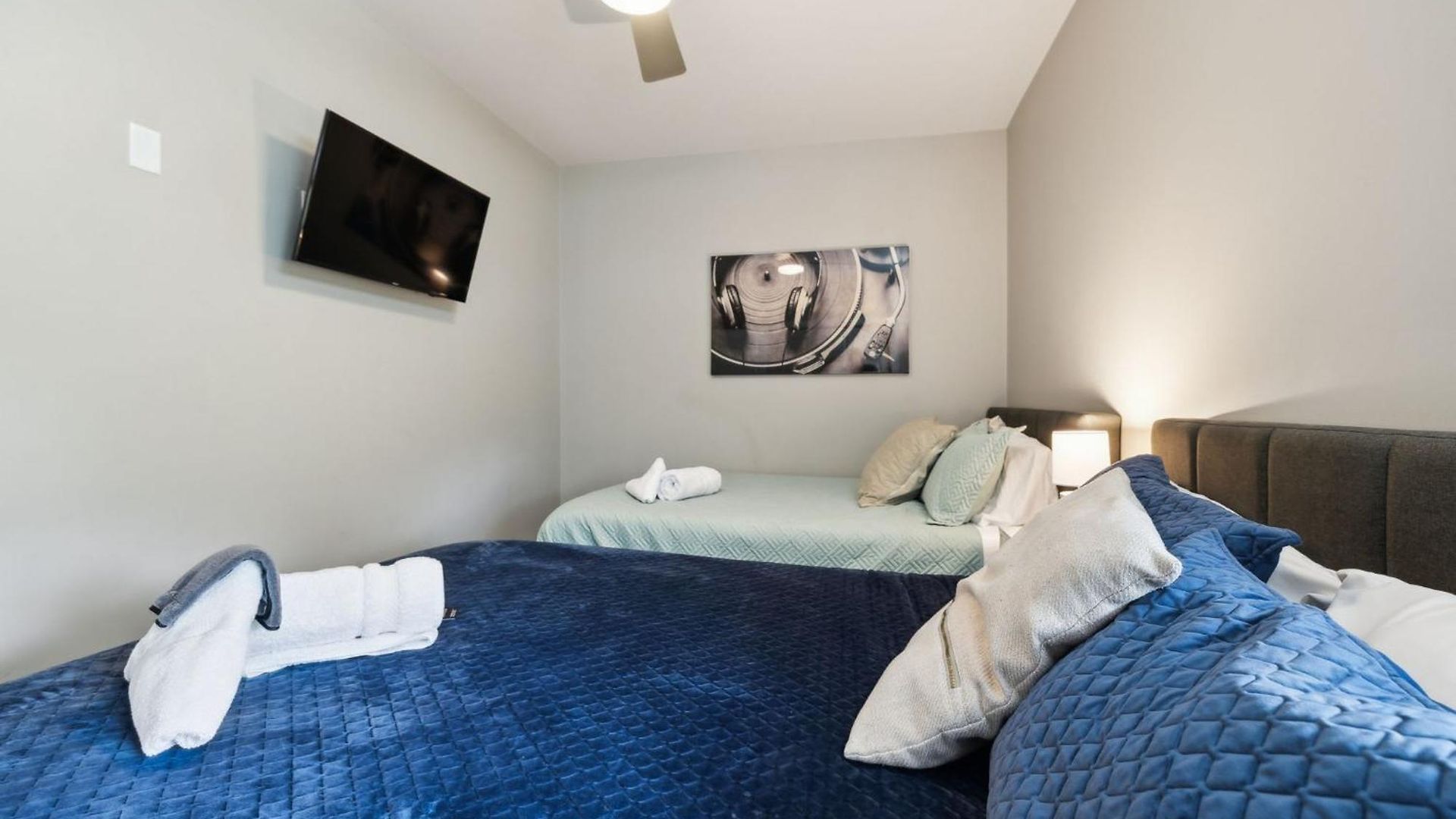 Spacious 3-story Townhome W Rooftop & Views Holiday home *