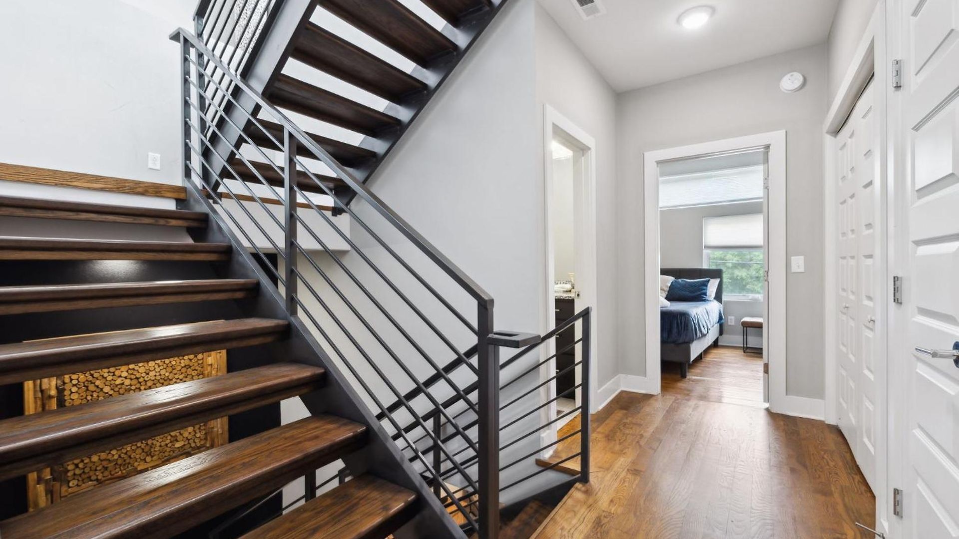 Spacious 3-story Townhome W Rooftop & Views *