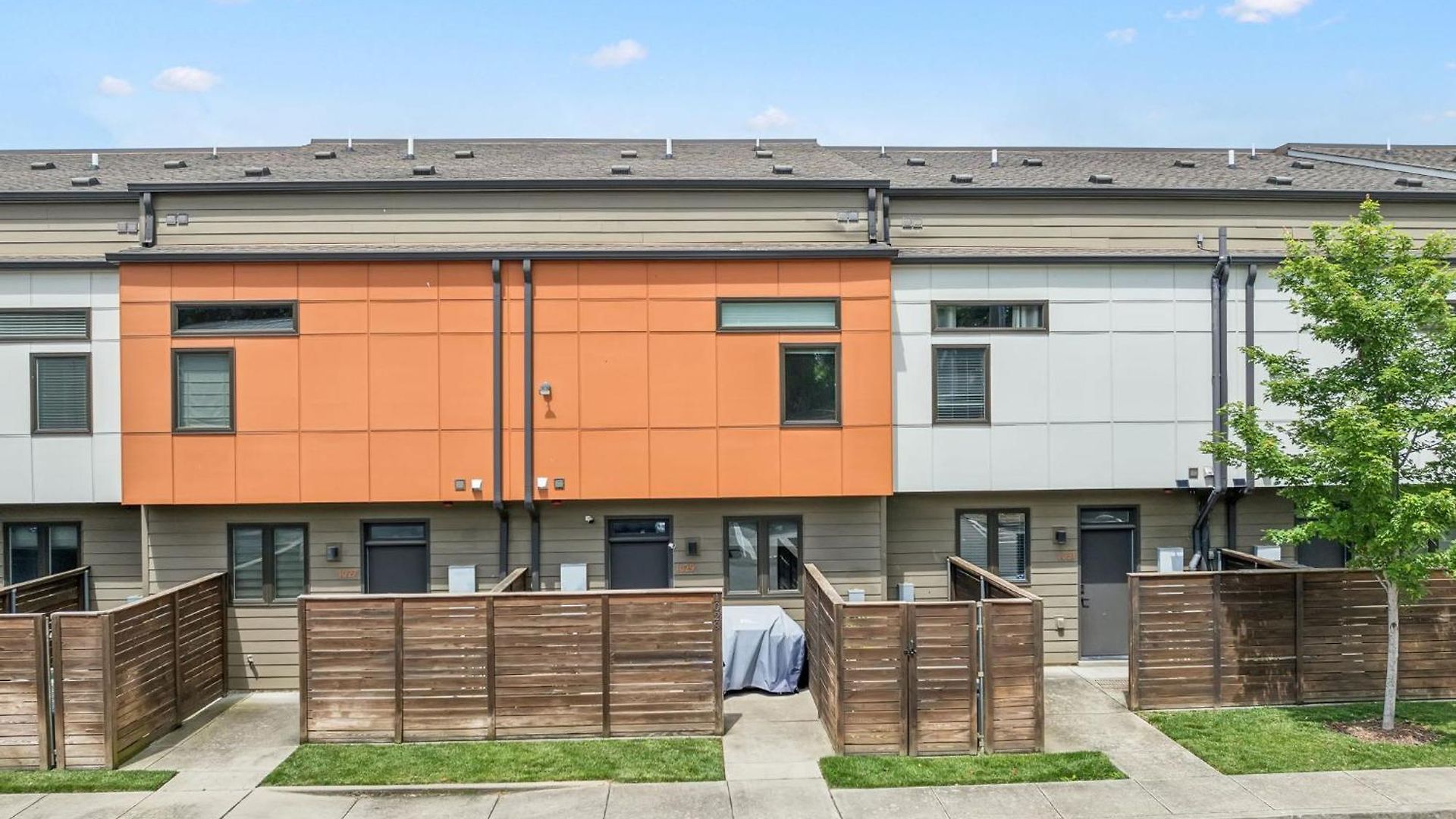 Holiday home Spacious 3-story Townhome W Rooftop & Views *
