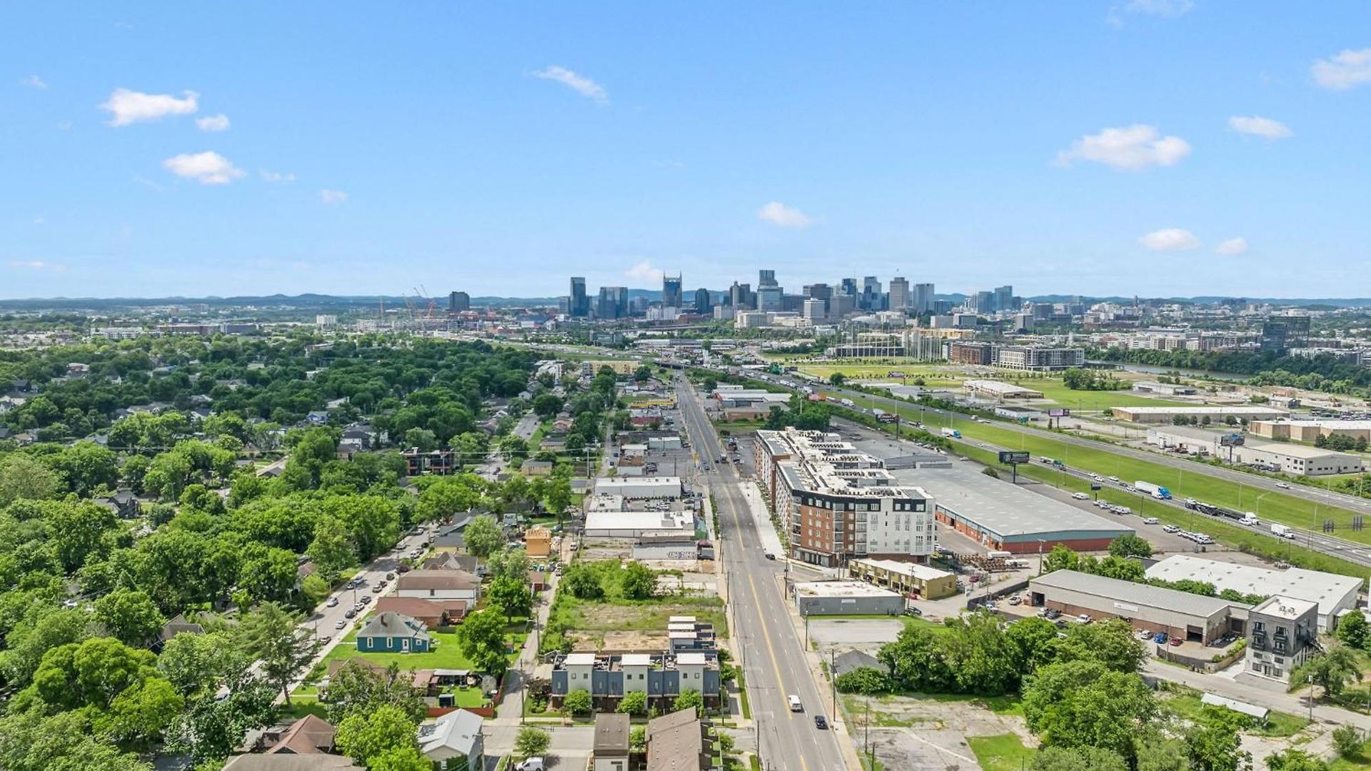 Spacious 3-story Townhome W Rooftop & Views *