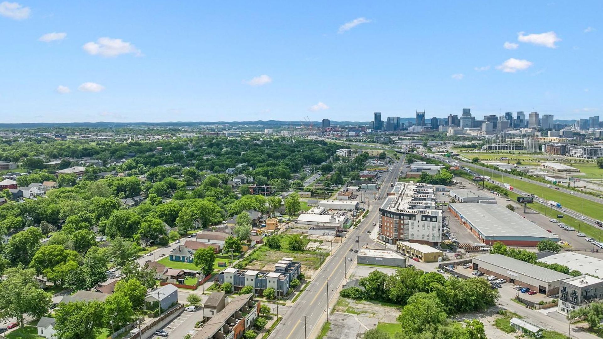 Spacious 3-story Townhome W Rooftop & Views *