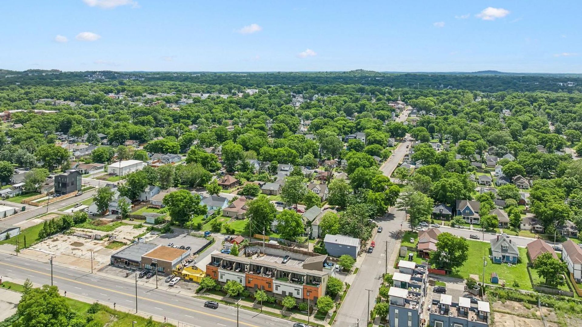 Spacious 3-story Townhome W Rooftop & Views