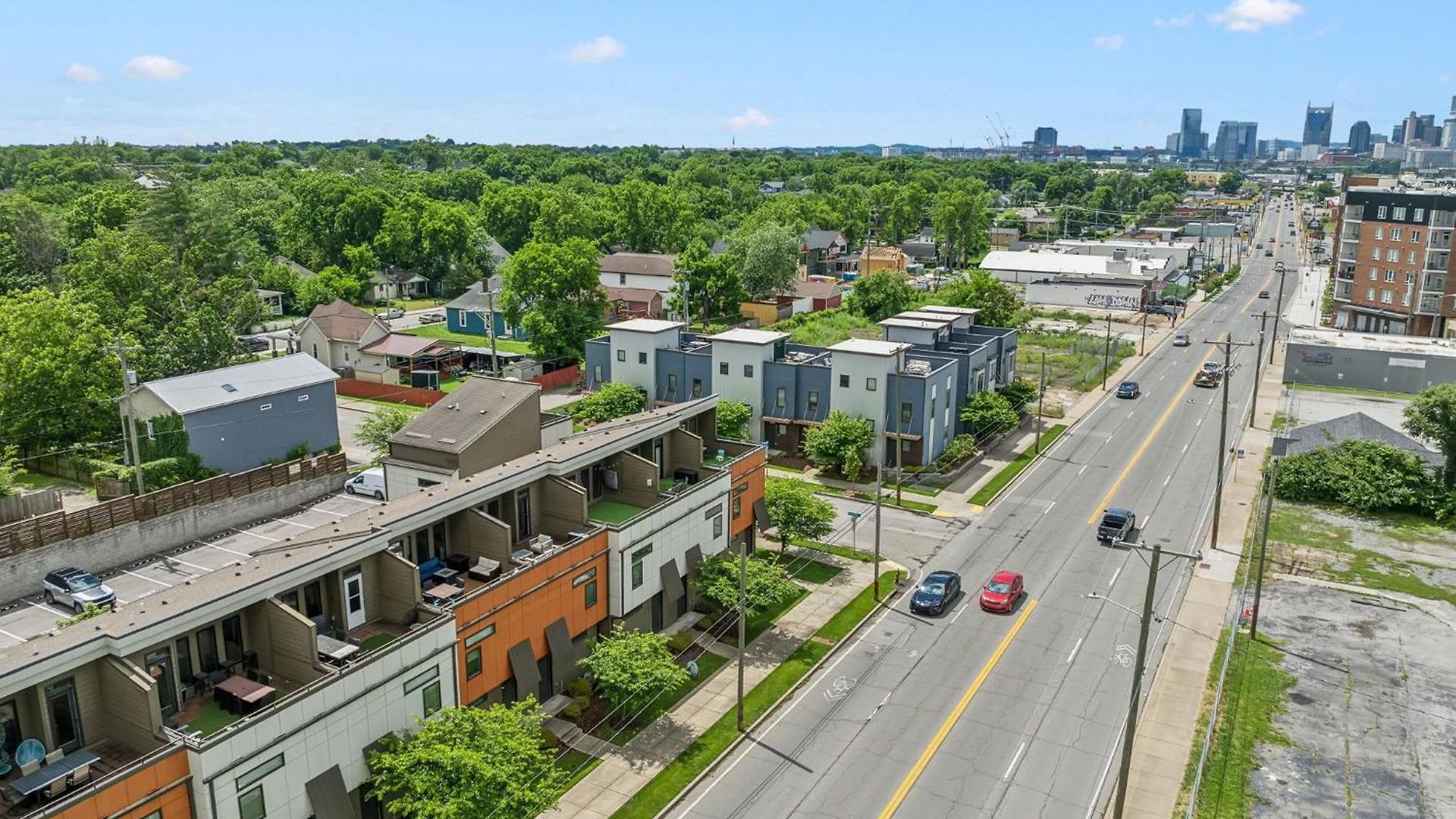Spacious 3-story Townhome W Rooftop & Views Holiday home