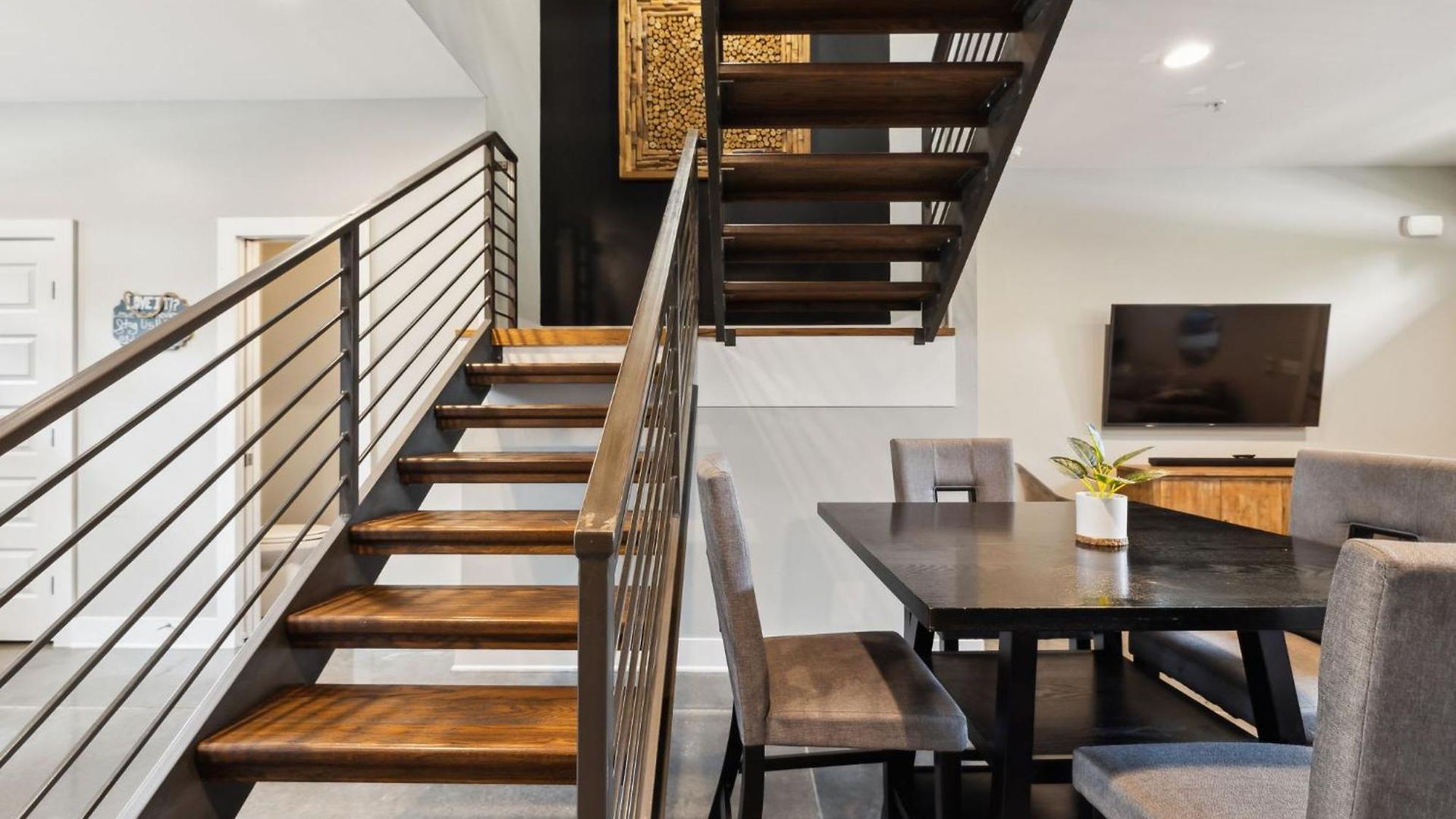 Spacious 3-story Townhome W Rooftop & Views Holiday home *