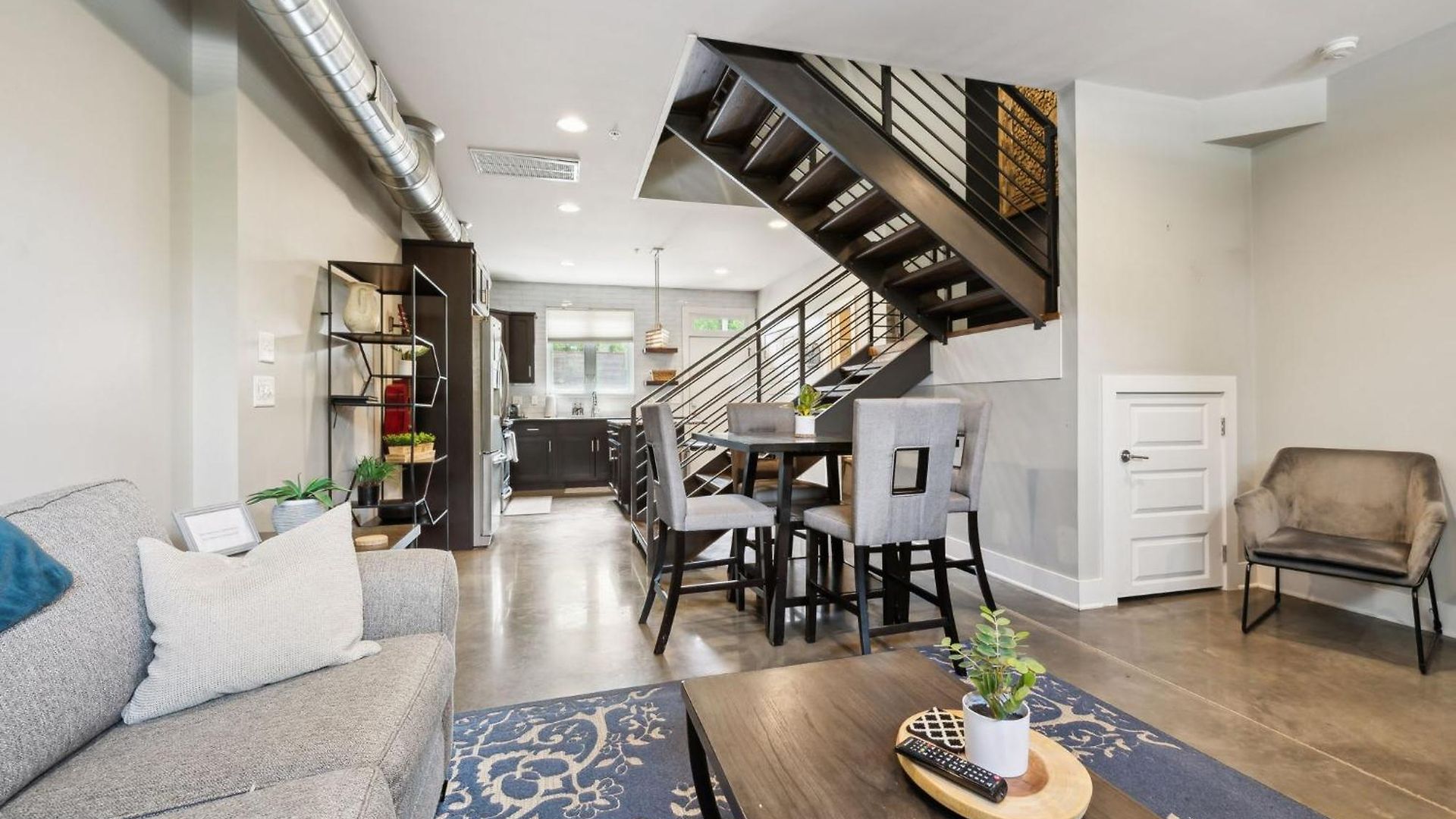Spacious 3-story Townhome W Rooftop & Views *