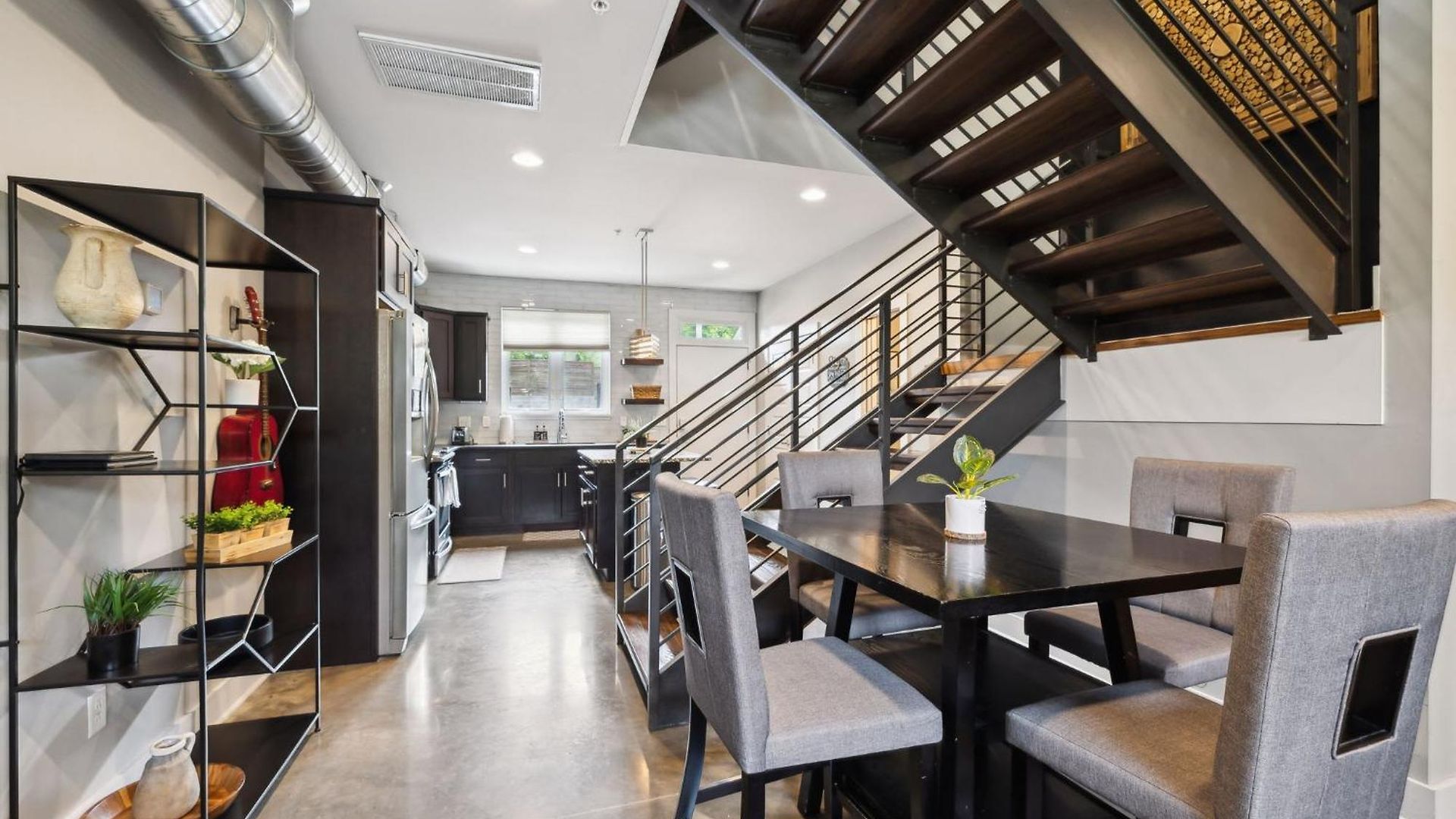 Spacious 3-story Townhome W Rooftop & Views