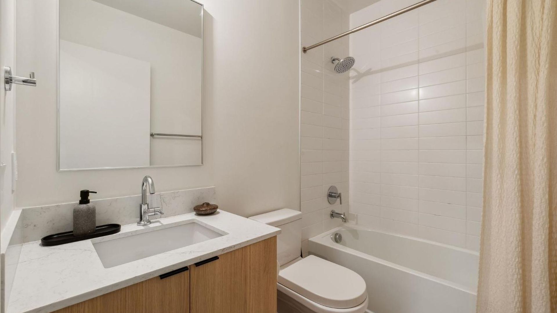 Skyline Nights Downtown Nash W/ Views, Pool, Gym Apartment