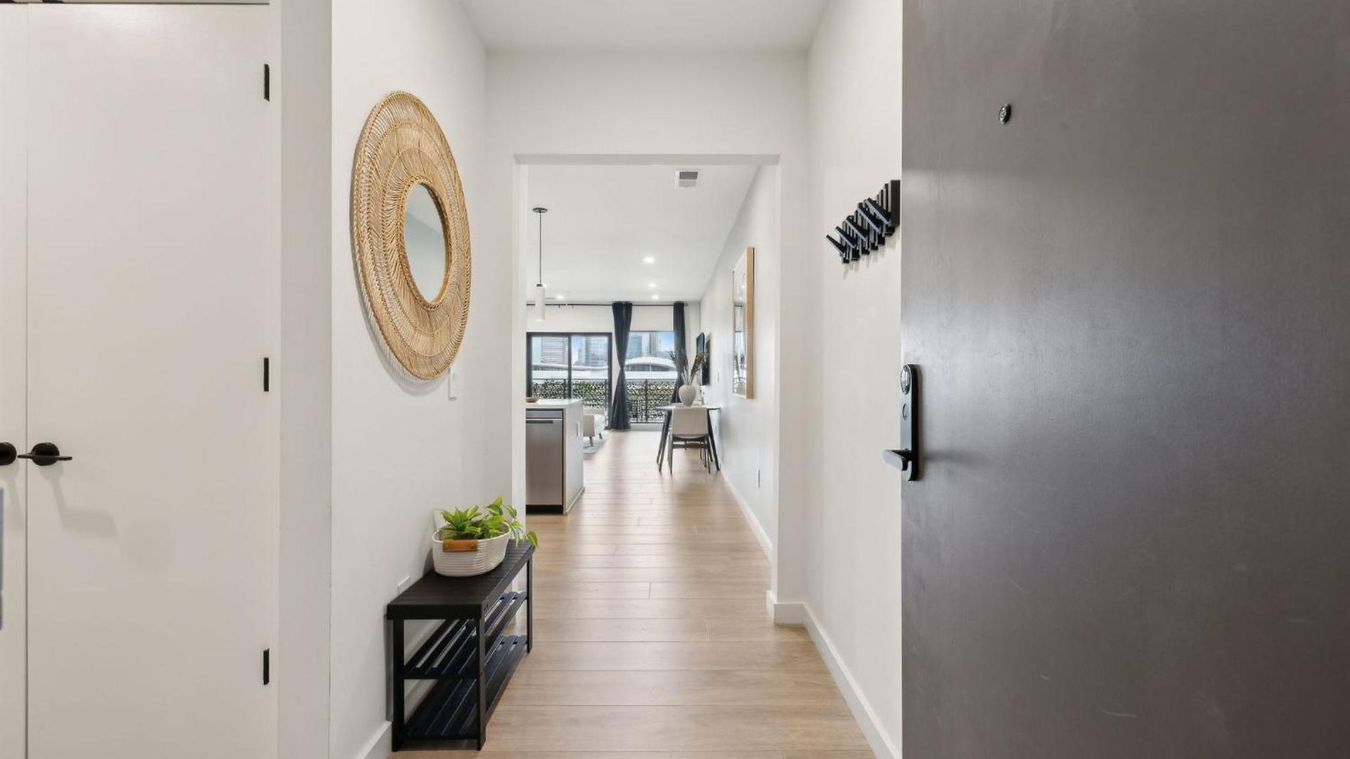 Apartment Skyline Nights Downtown Nash W/ Views, Pool, Gym *