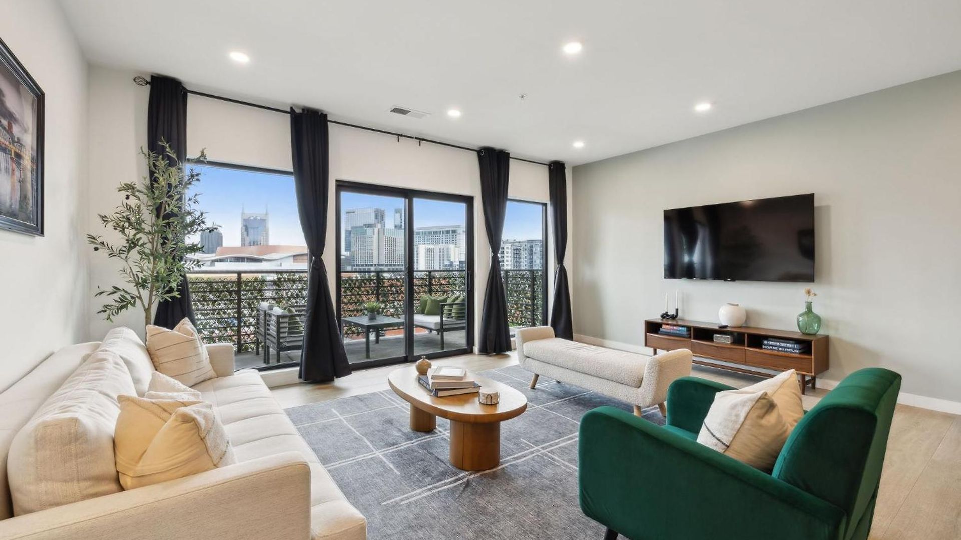 Apartment Skyline Nights Downtown Nash W/ Views, Pool, Gym *