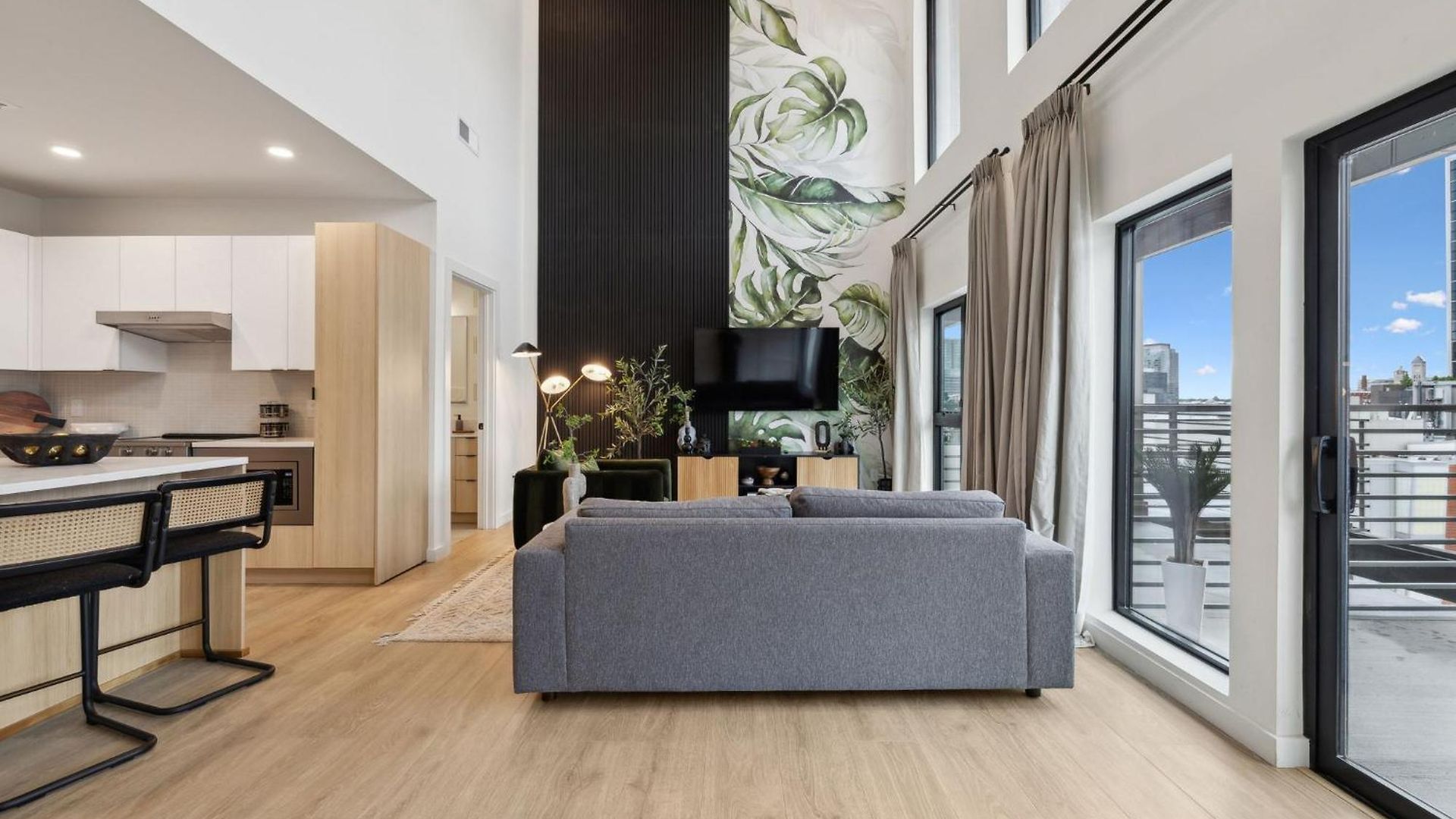 Beverly Nash Downtown, Incredible Skyline Views, Walk To Broadway! *