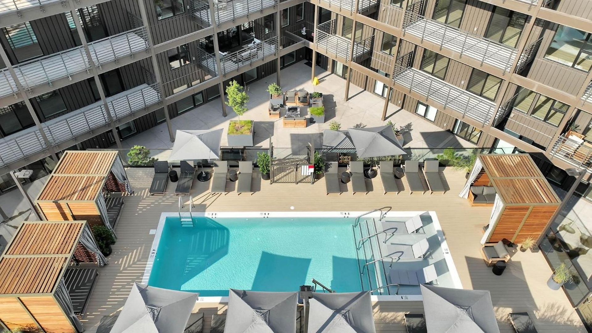 Apartment Walk To Broadway From Whiskey Glasses, Bach Party Approved With Pool And Gym