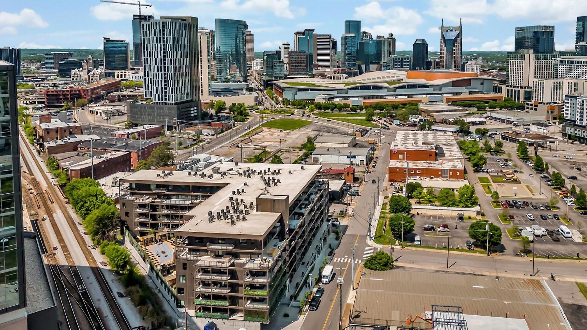 Walk To Broadway From Whiskey Glasses, Bach Party Approved With Pool And Gym Apartment Nashville