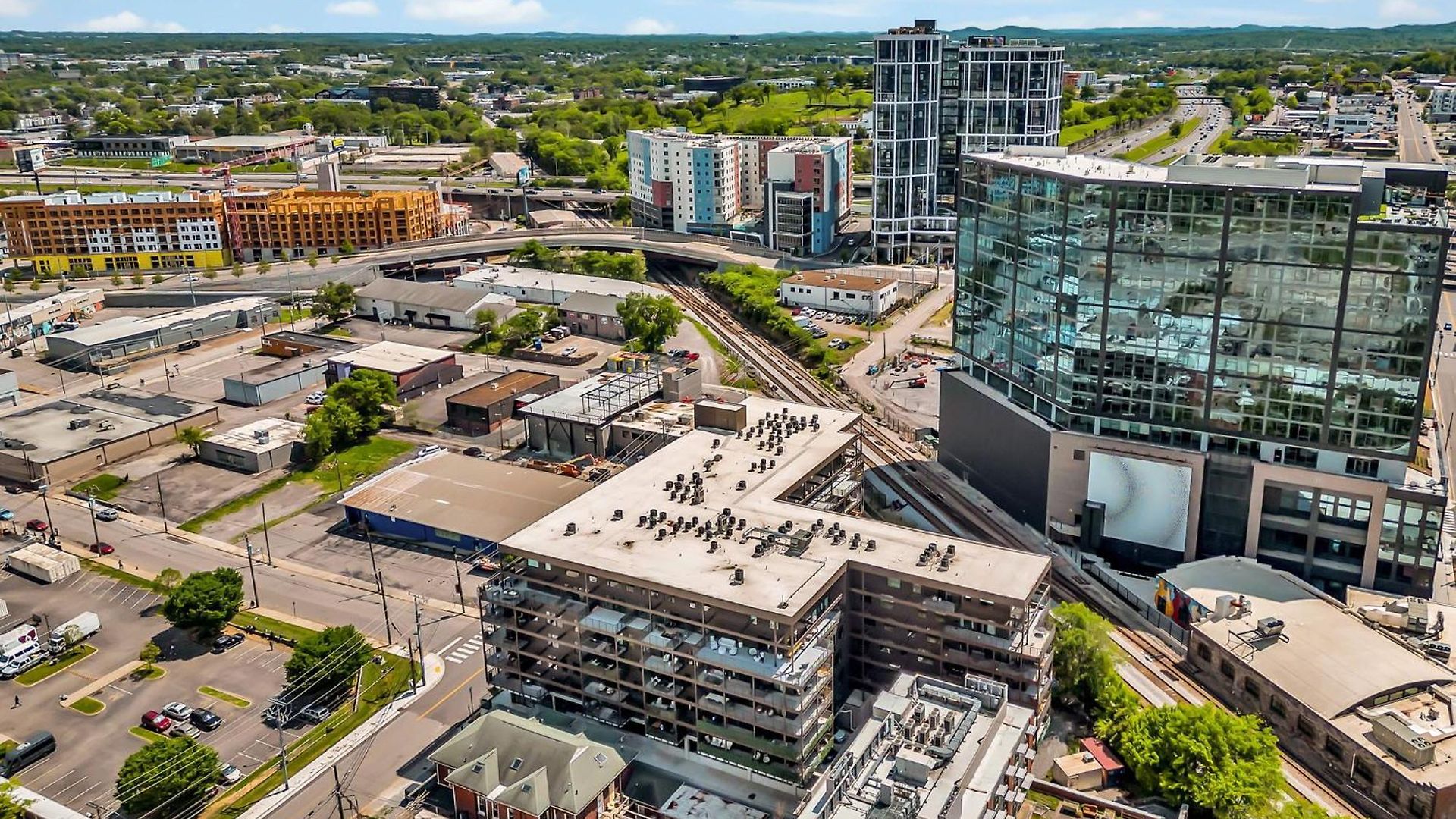 Walk To Broadway From Whiskey Glasses, Bach Party Approved With Pool And Gym Apartment Nashville