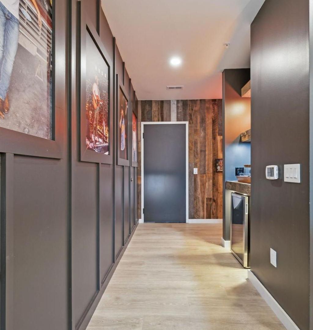 Walk To Broadway From Whiskey Glasses, Bach Party Approved With Pool And Gym Apartment