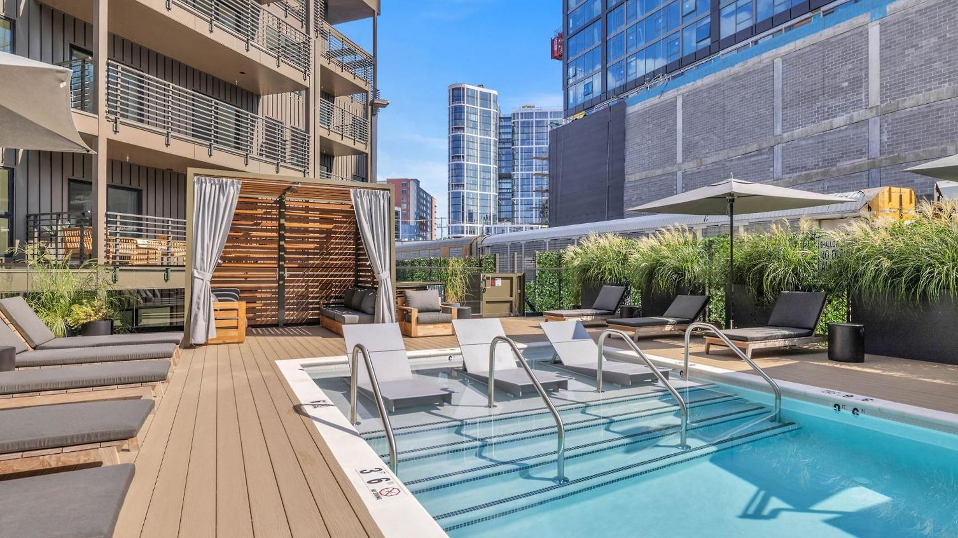 Diamonds Are Forever Walk To Broadway Pool And Gym Apartment