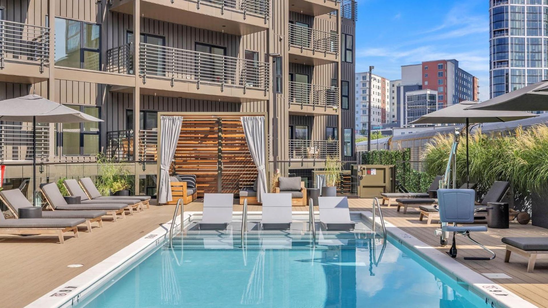 Diamonds Are Forever Walk To Broadway Pool And Gym Apartment *