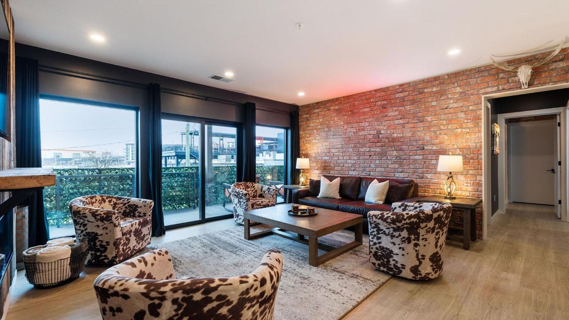 Walk To Broadway From Whiskey Glasses, Bach Party Approved With Pool And Gym * Nashville