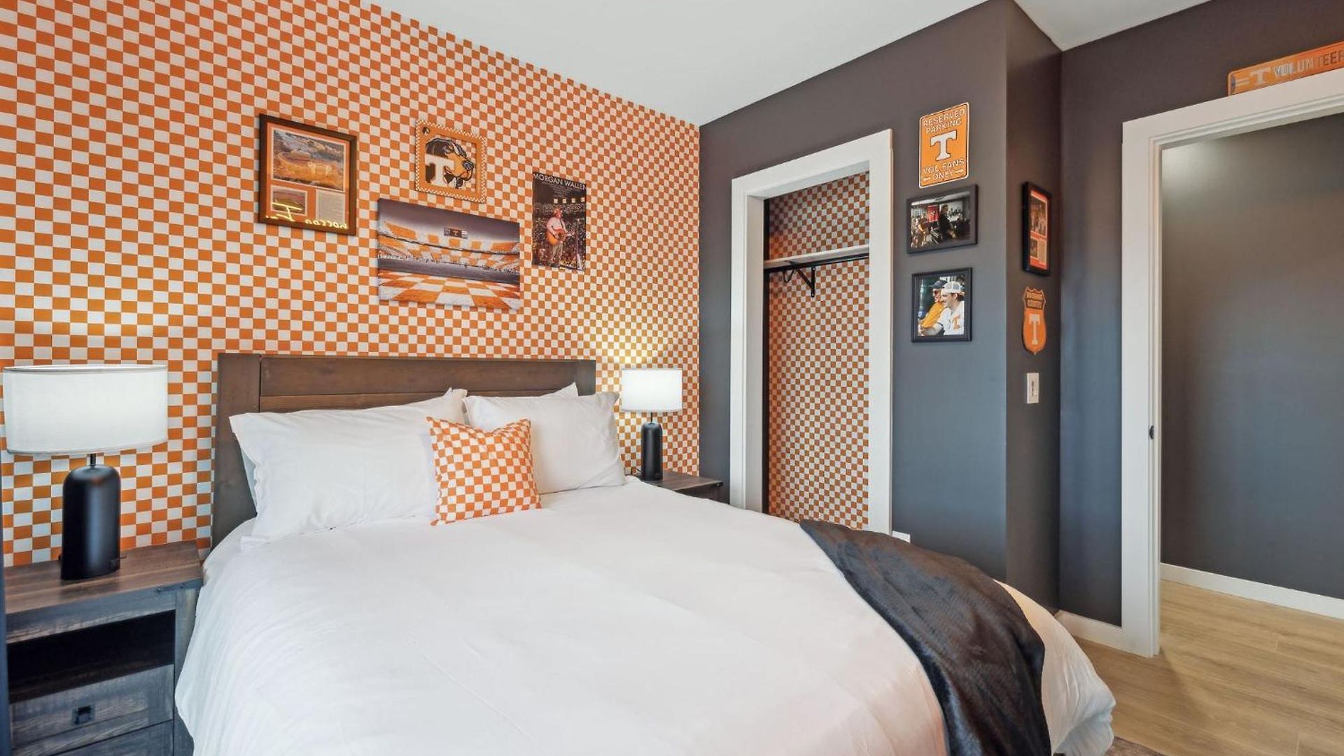 Walk To Broadway From Whiskey Glasses, Bach Party Approved With Pool And Gym Apartment Nashville