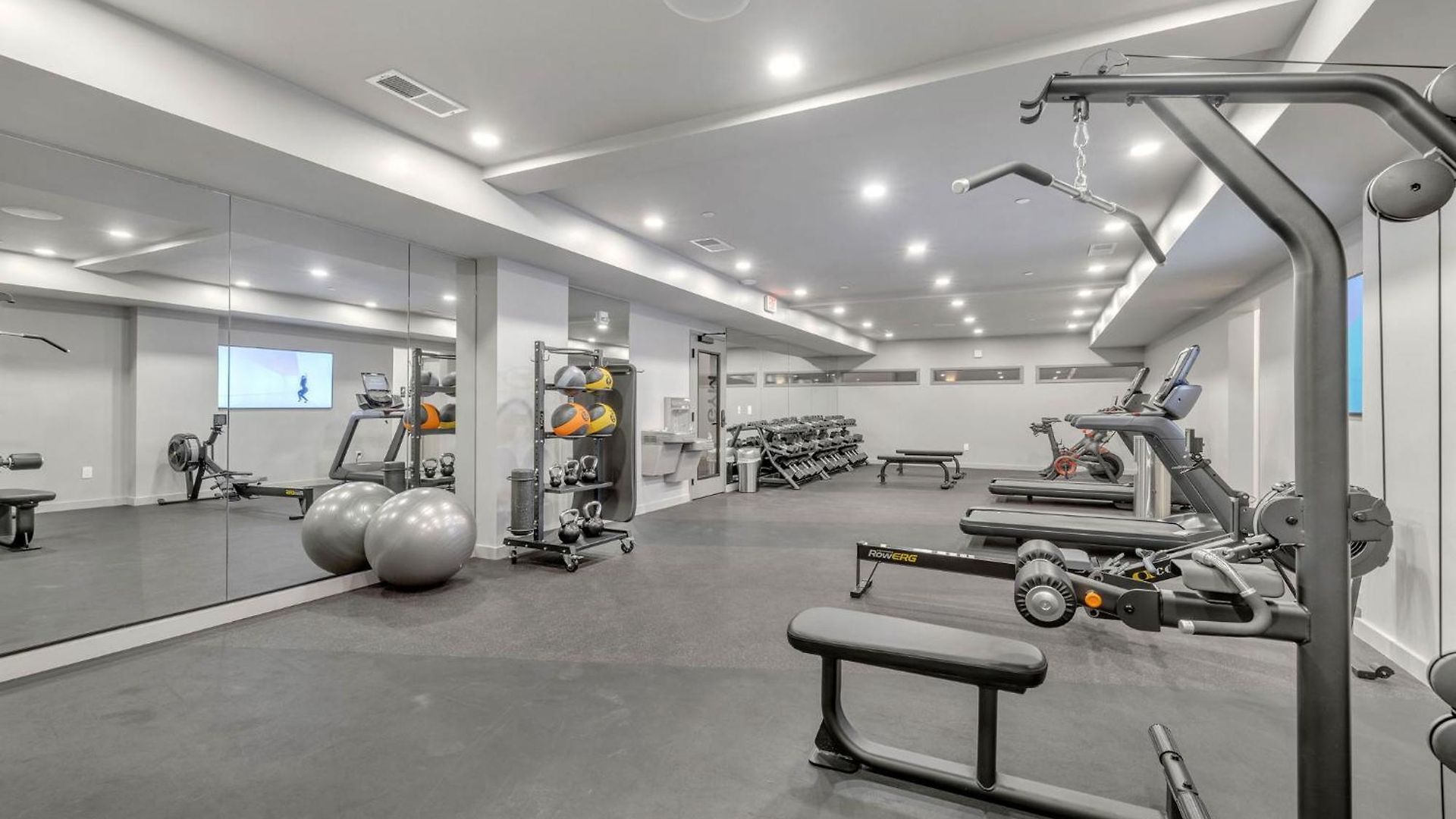 Apartment Diamonds Are Forever Walk To Broadway Pool And Gym *