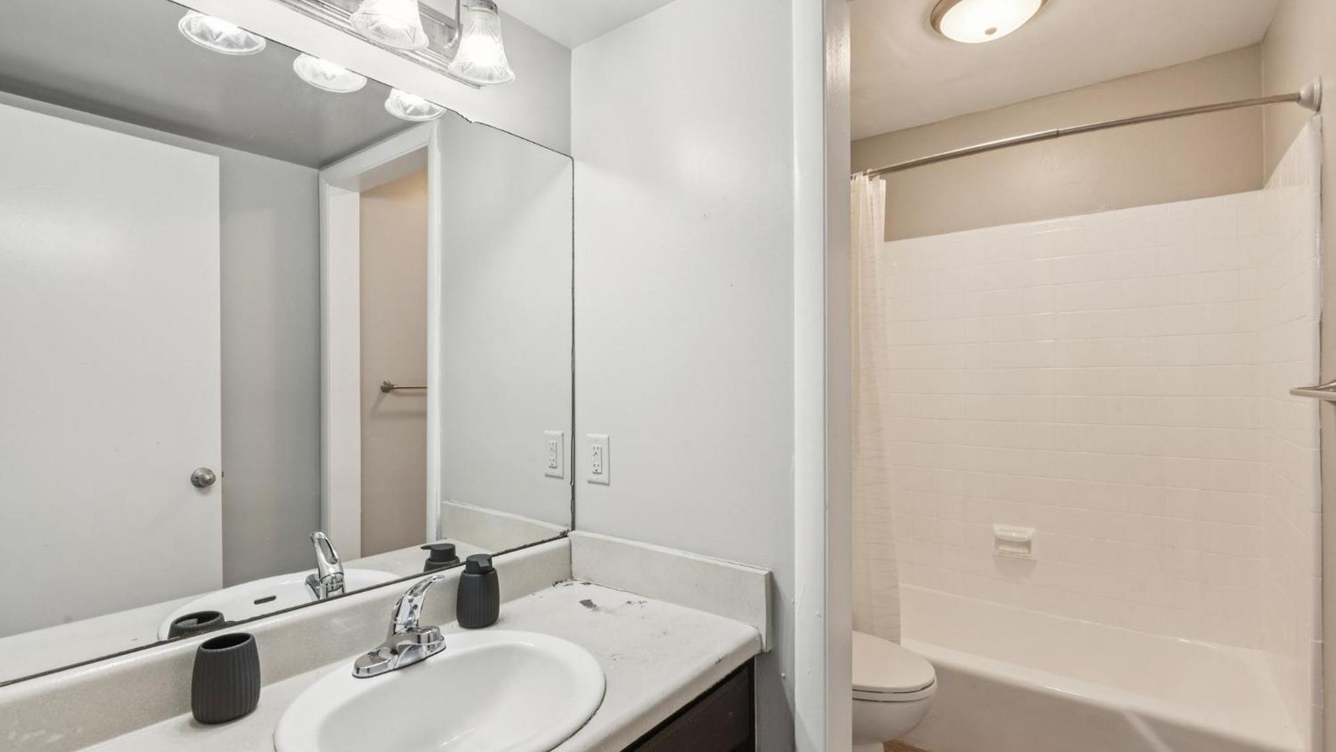 Jamestown B4 I Comfy 2 Bed 1 Bath Apartment *